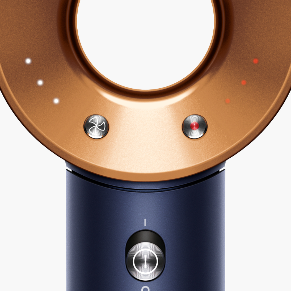 Zbliżenie na złotą i niebieską suszarkę do włosów.