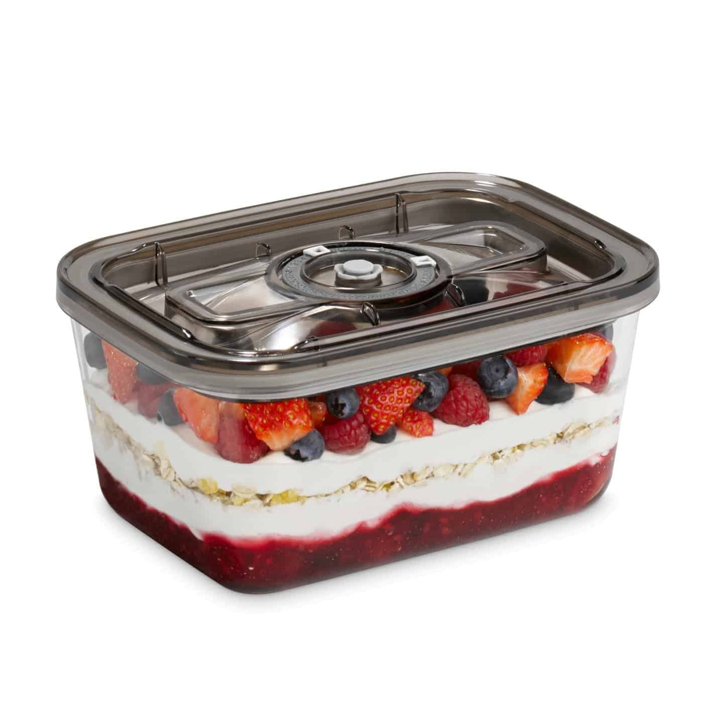 Contenitore rettangolare trasparente con cibo a strati: salsa rossa, avena, yogurt, frutti di bosco.