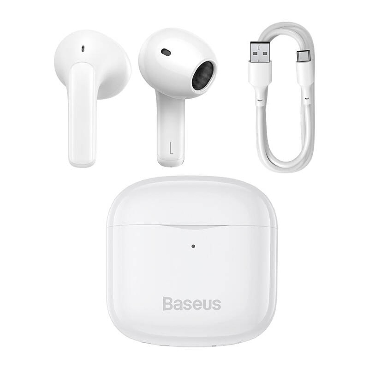 Weiße Ohrhörer, Ladecase und weißes USB-C-Kabel auf weißem Hintergrund.