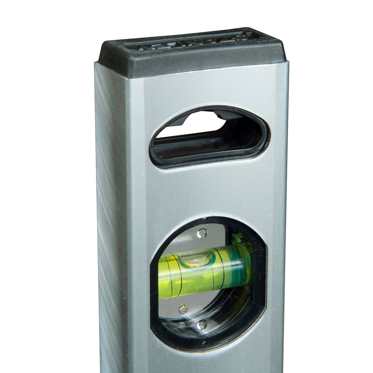 Zbliżenie na srebrny koniec poziomicy z pęcherzykiem. Czarna zaślepka. Białe tło.