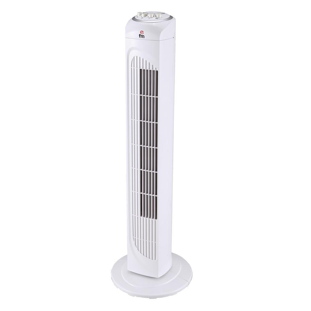 Un ventilador de torre blanco. Es alto y tiene una base redonda. Hay una rejilla en la parte delantera.