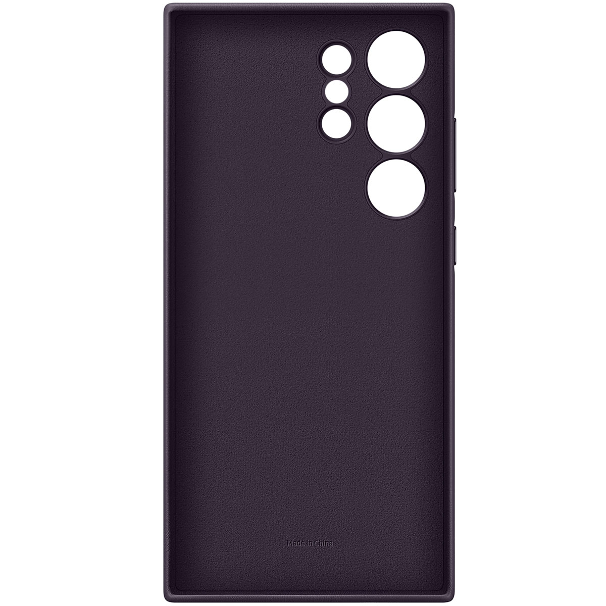 Funda de teléfono morada oscura con tres recortes de cámara y etiqueta 'Made in China' atrás.