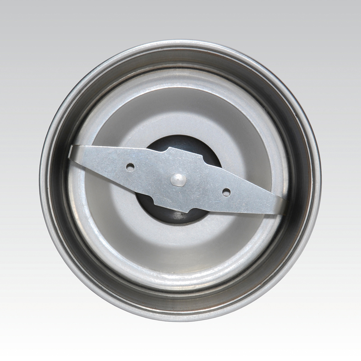 Nahaufnahme des Inneren einer Kaffeemühle. Silberne Klinge, kreisförmiges Design. Weißer Hintergrund.