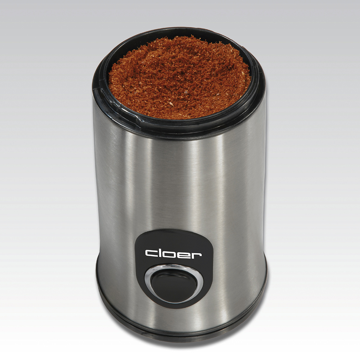 Silberne Kaffeemühle mit Deckel. Der Hintergrund ist ein Grauton.