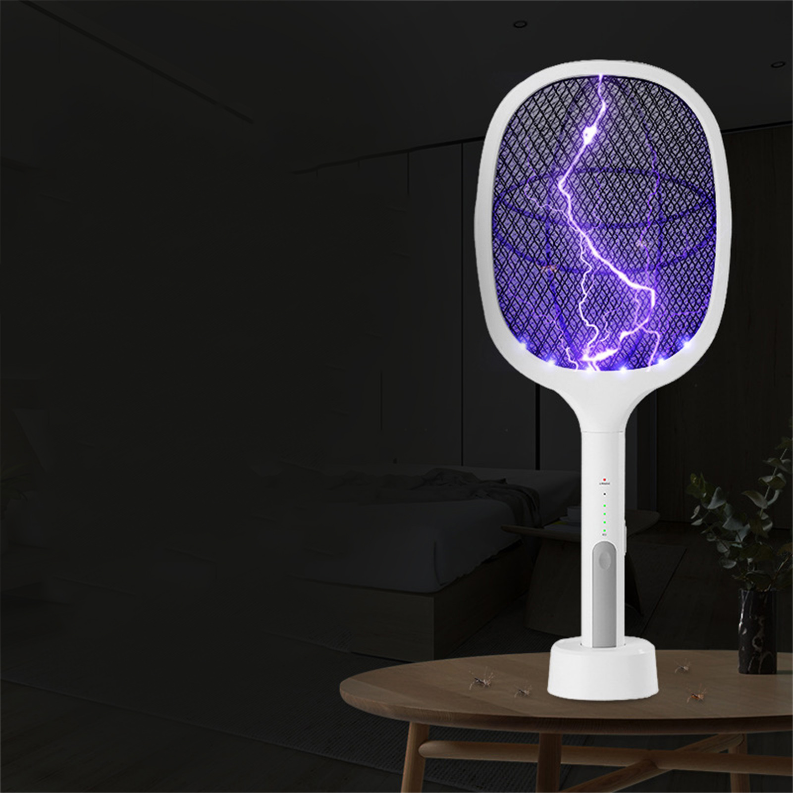 Ein weißer elektrischer Fliegenfänger mit lila Elektrizität und einem dunklen, verschwommenen Hintergrund.