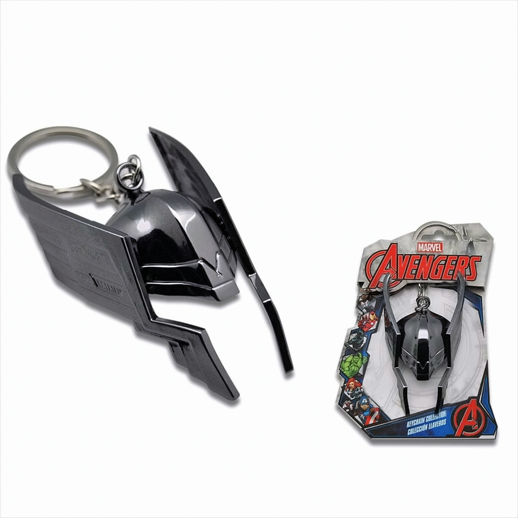 Llavero del martillo de Thor y embalaje. El llavero es plateado, con el logotipo de Marvel Avengers en el embalaje.
