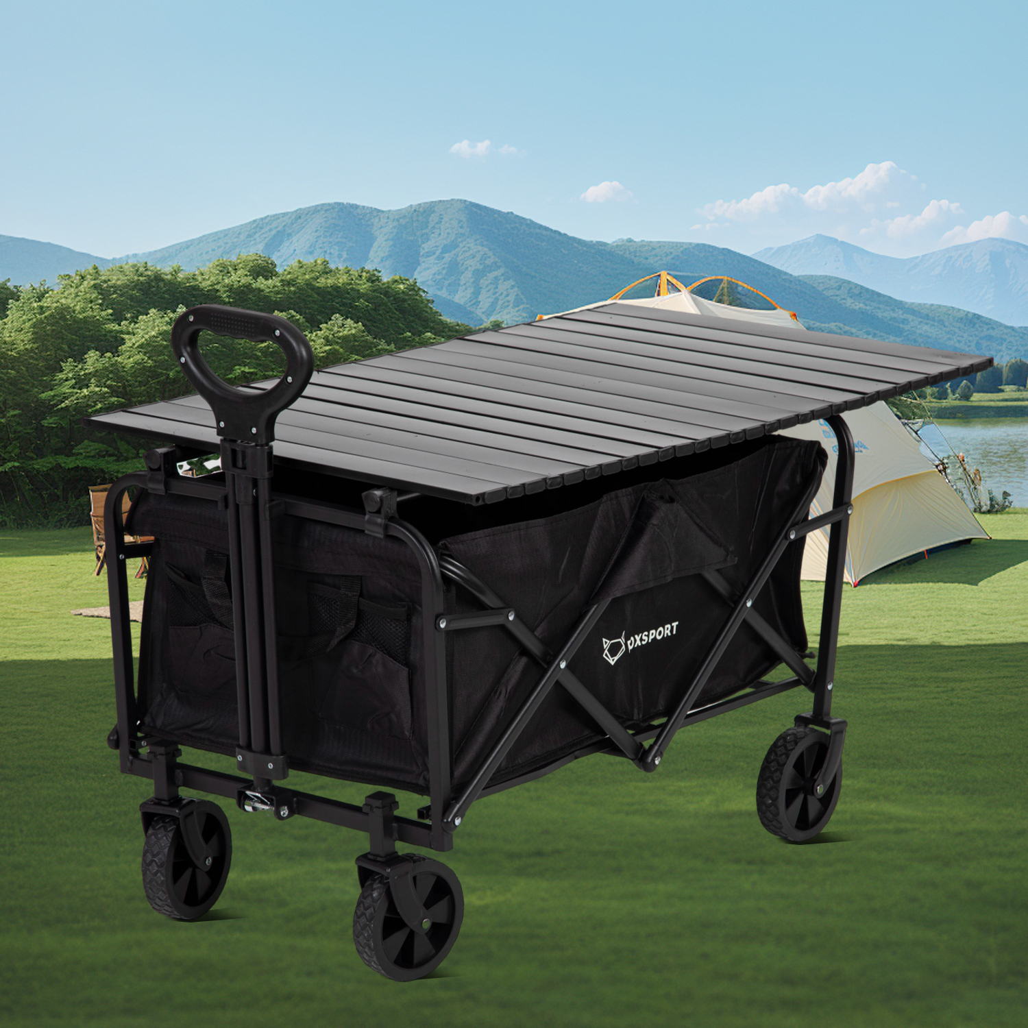 Carro negro con tapa de madera sobre hierba, con tiendas y montañas al fondo.