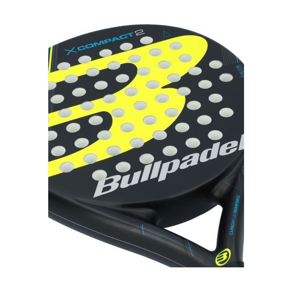 Raqueta de pádel negra y amarilla con el logo 'Bullpadel'. Hay agujeros en el centro.