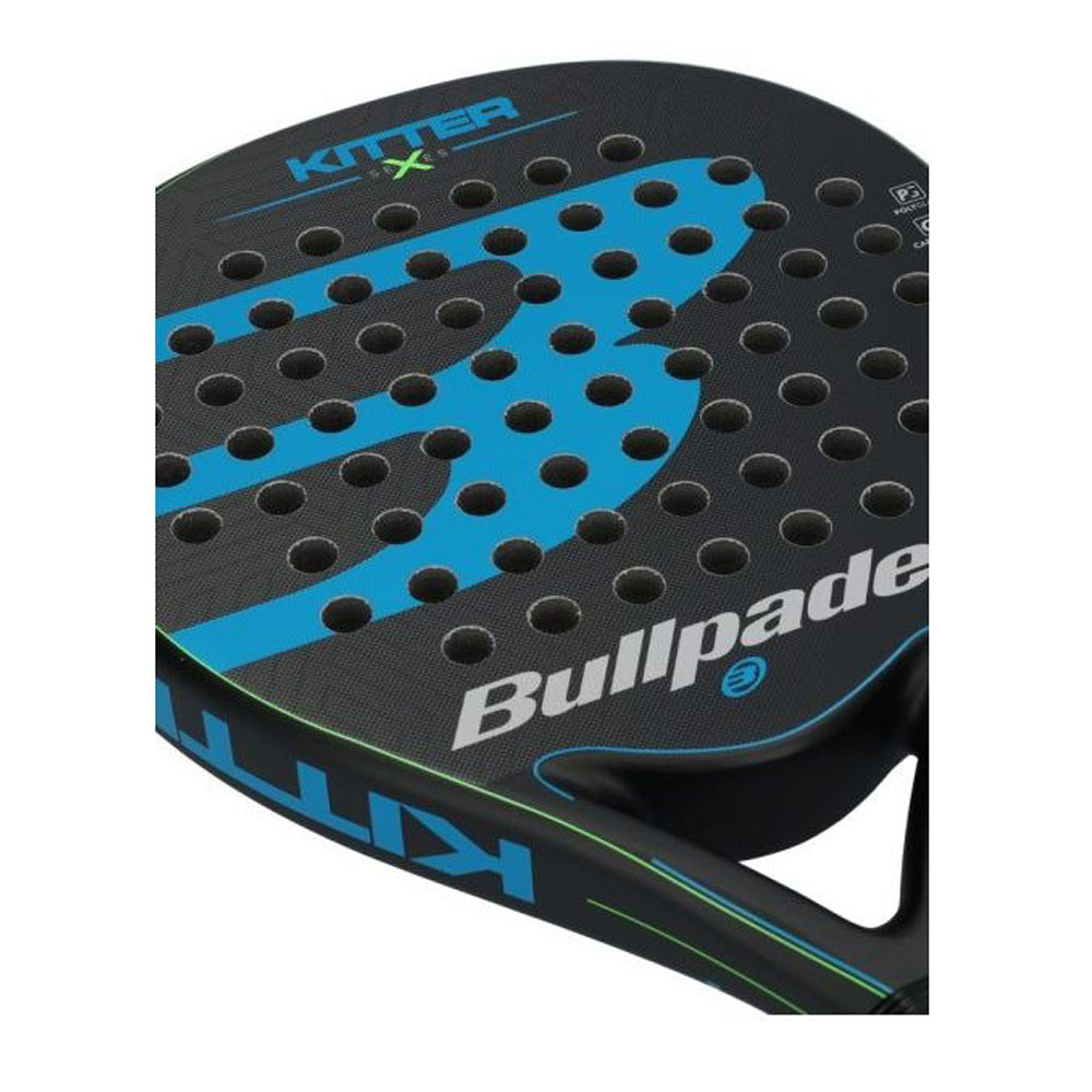 Primer plano de una raqueta de pádel negra y azul con la palabra 'Bullpadel'.