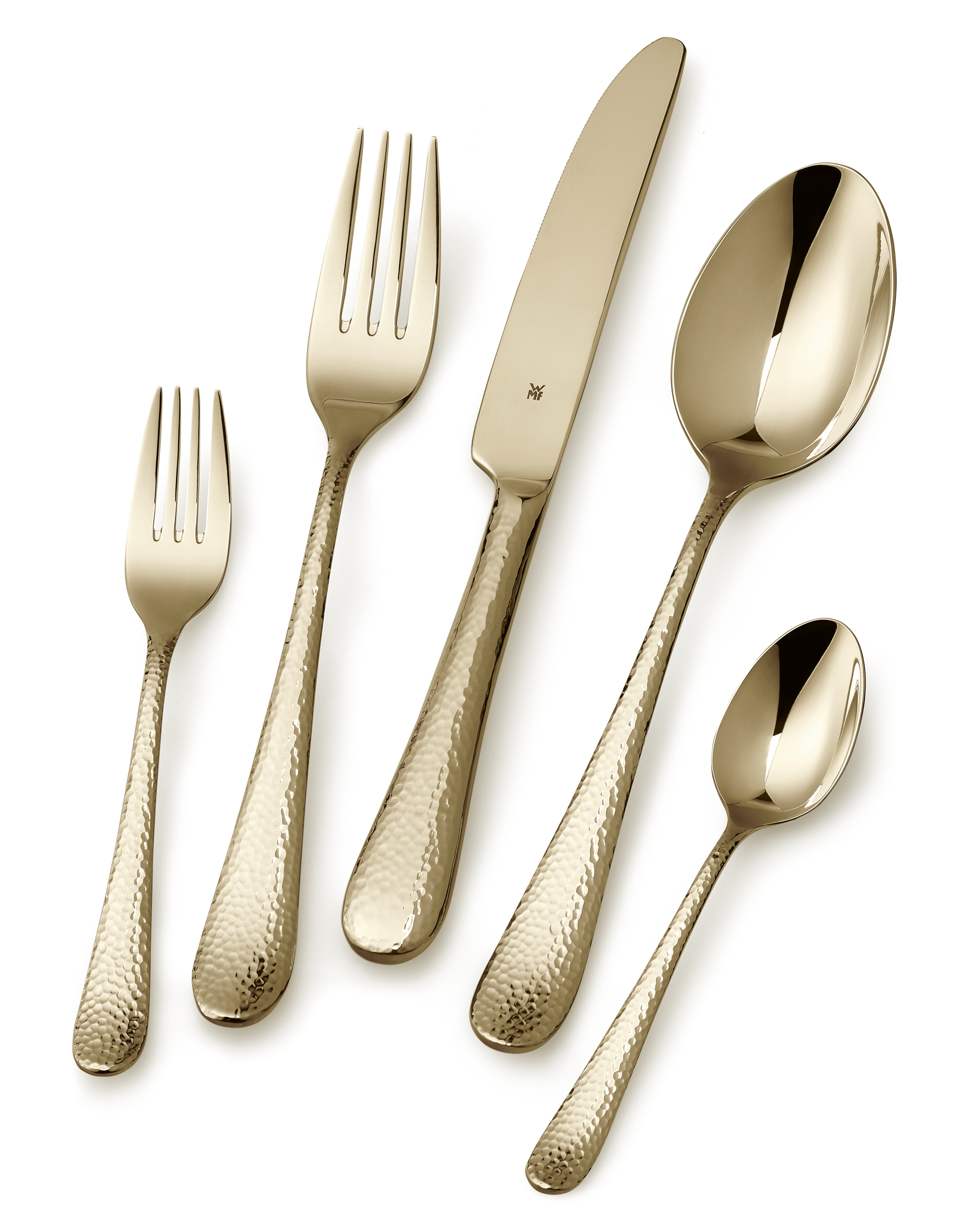 Un set di posate color oro: forchette, coltelli e cucchiai, disposti su una superficie bianca.