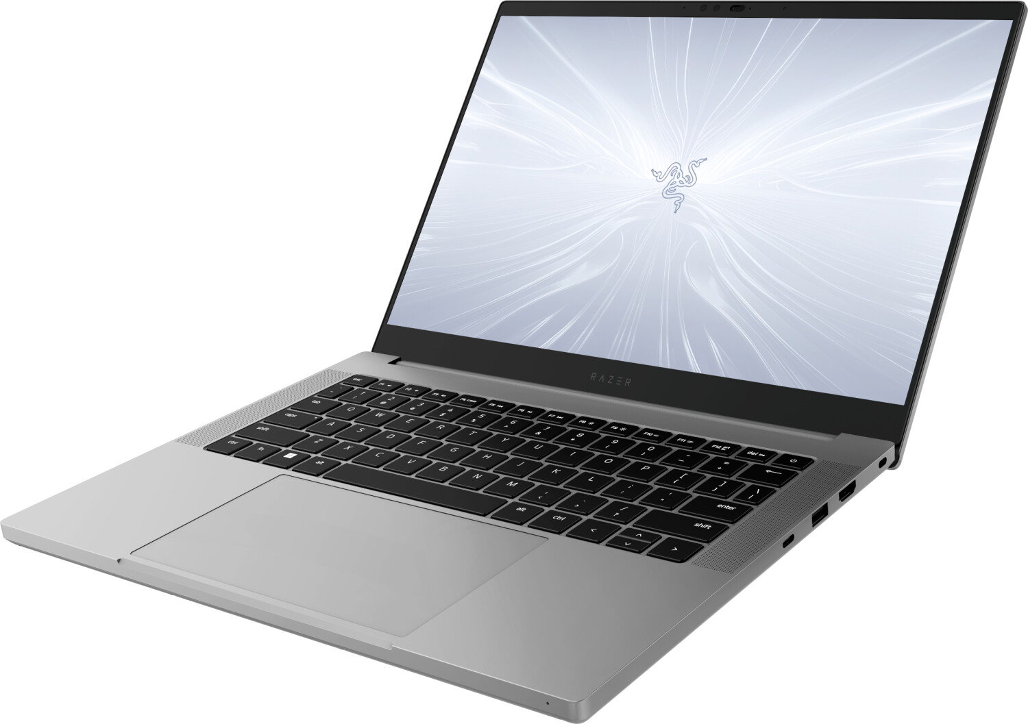 Otwarty srebrny laptop Razer. Ekran wyświetla logo i podświetlaną klawiaturę. Na białym tle.