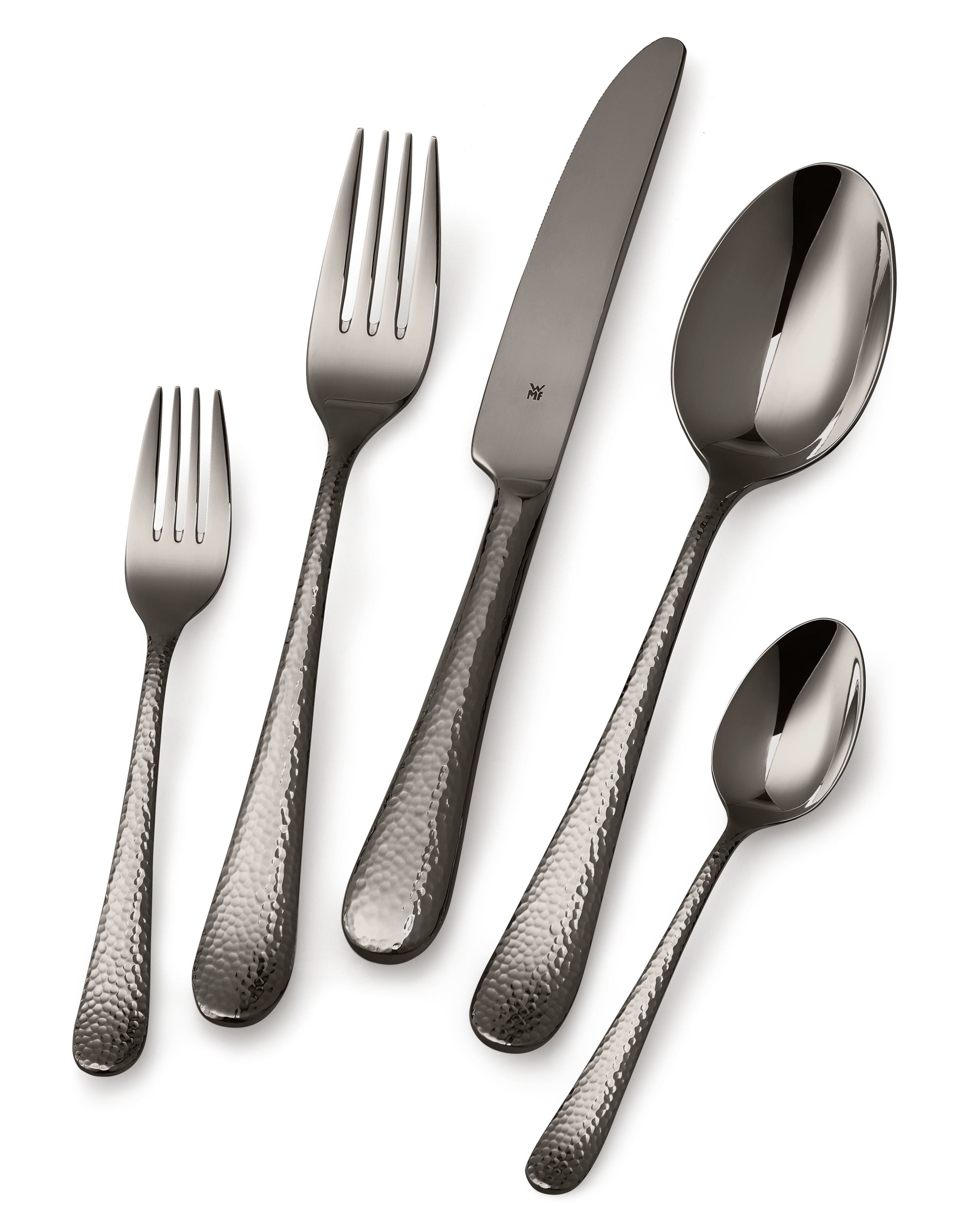 Set di posate argentate disposte su una superficie bianca. Include forchette, coltelli e cucchiai.