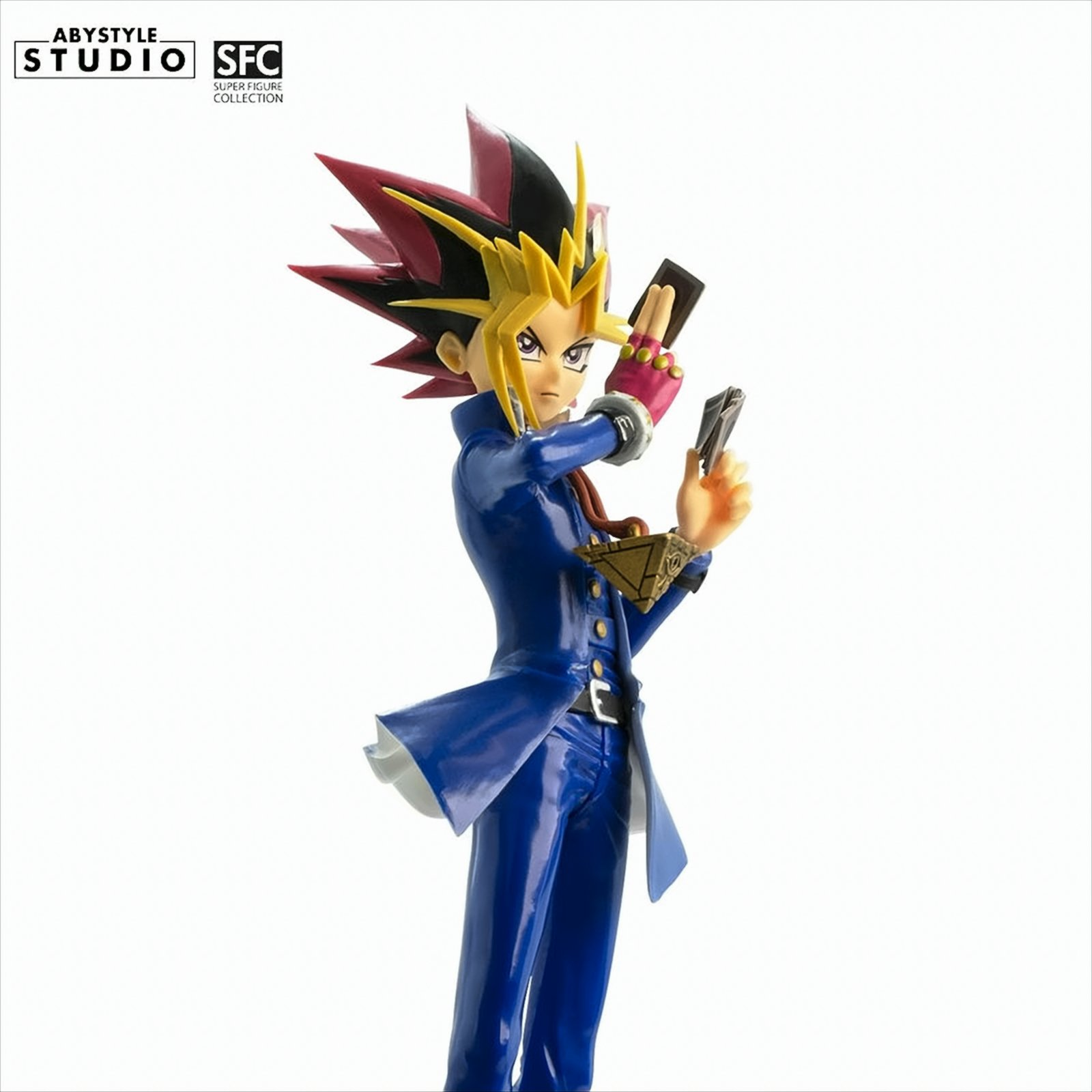 Eine Yu-Gi-Oh!-Figur. Eine männliche Figur in einem blauen Mantel hält Karten und ein Gerät.