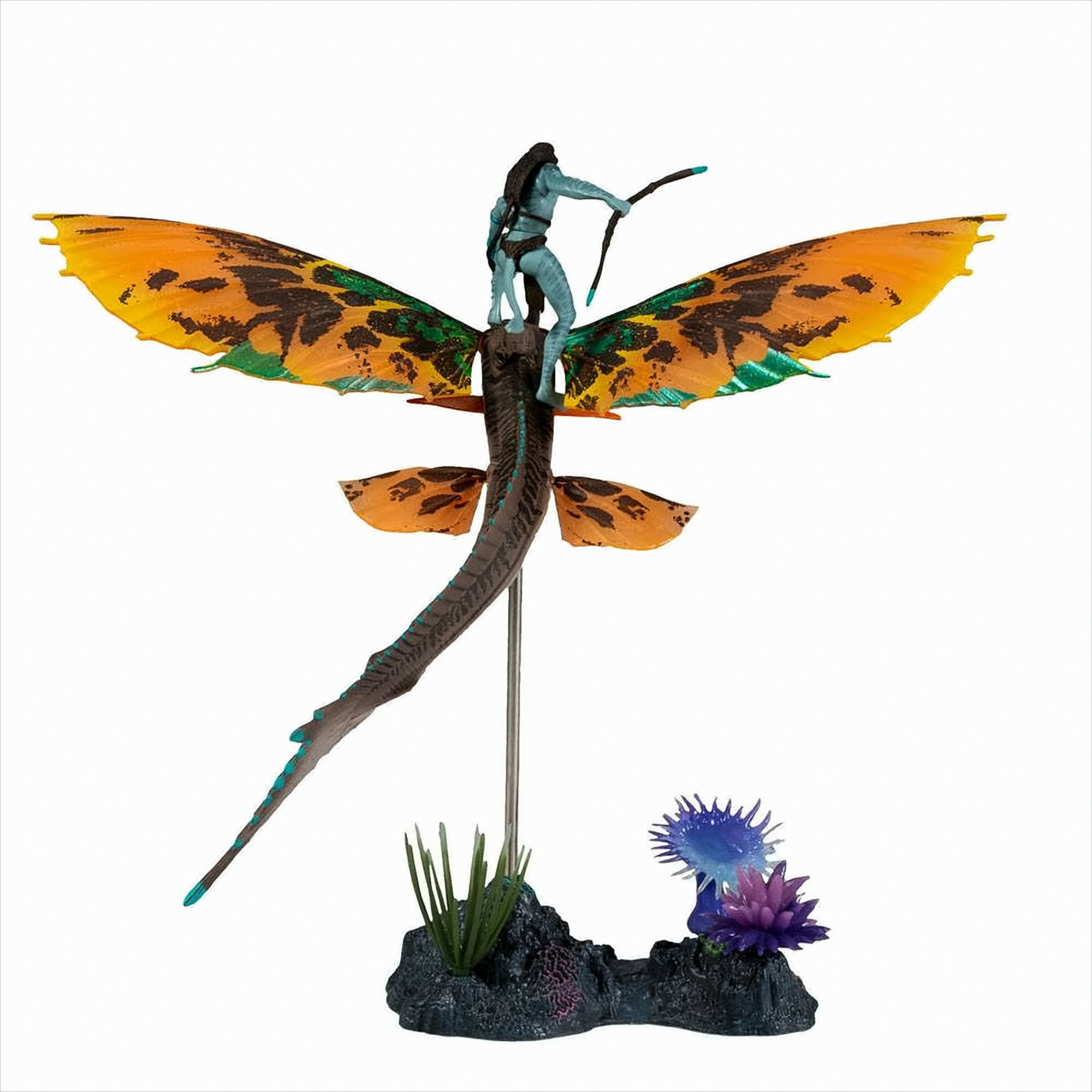 Avatar-Figur auf einem geflügelten Wesen, mit Bogen, auf felsiger Basis mit Pflanzen.