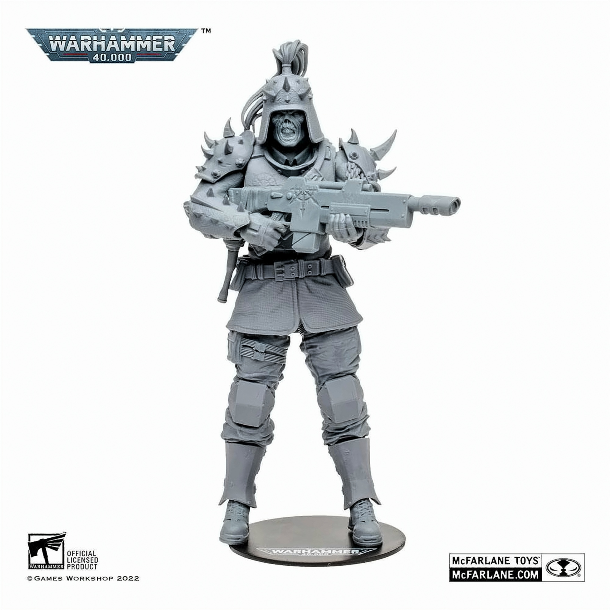 Eine graue Warhammer 40.000 Modellfigur, die eine Waffe hält. Sie steht auf einem Ständer, mit Text und Logos.