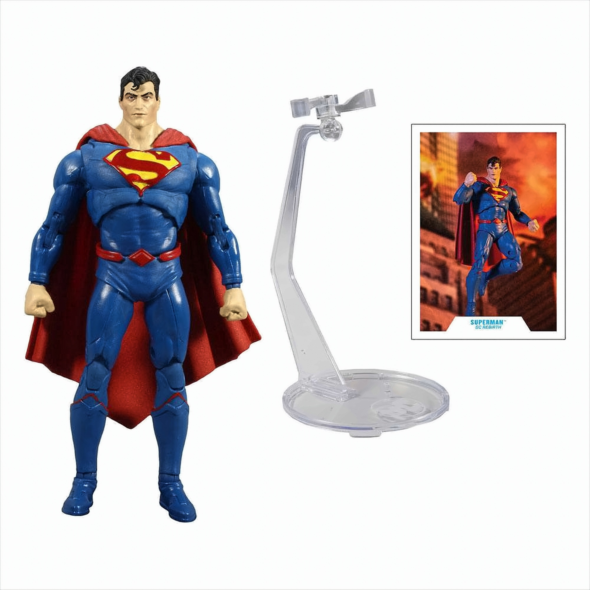 Superman-Actionfigur mit Ständer und Bildkarte. Blaues und rotes Kostüm. Weißer Hintergrund.