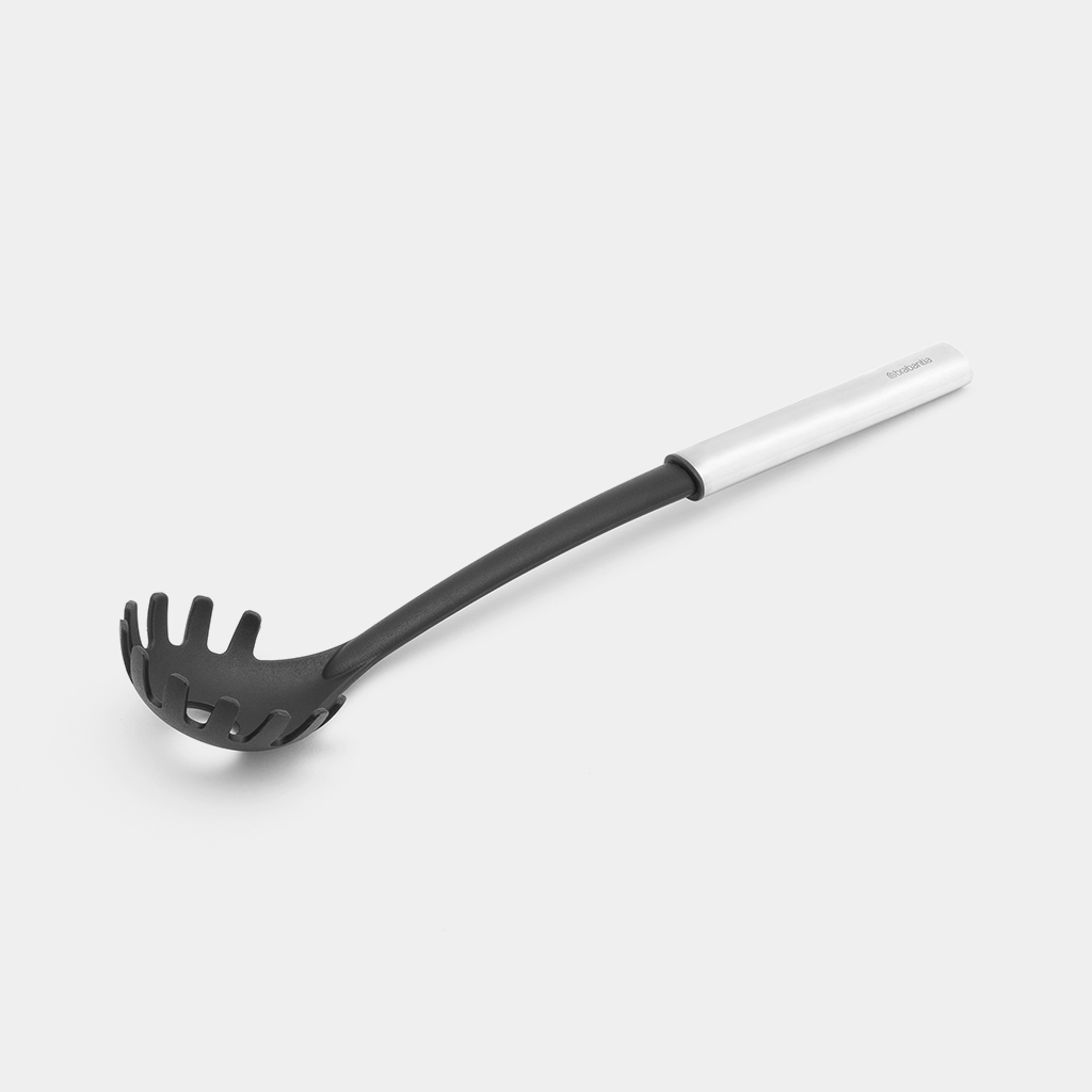 Un server per spaghetti nero e grigio. Ha una testa scanalata e un lungo manico.