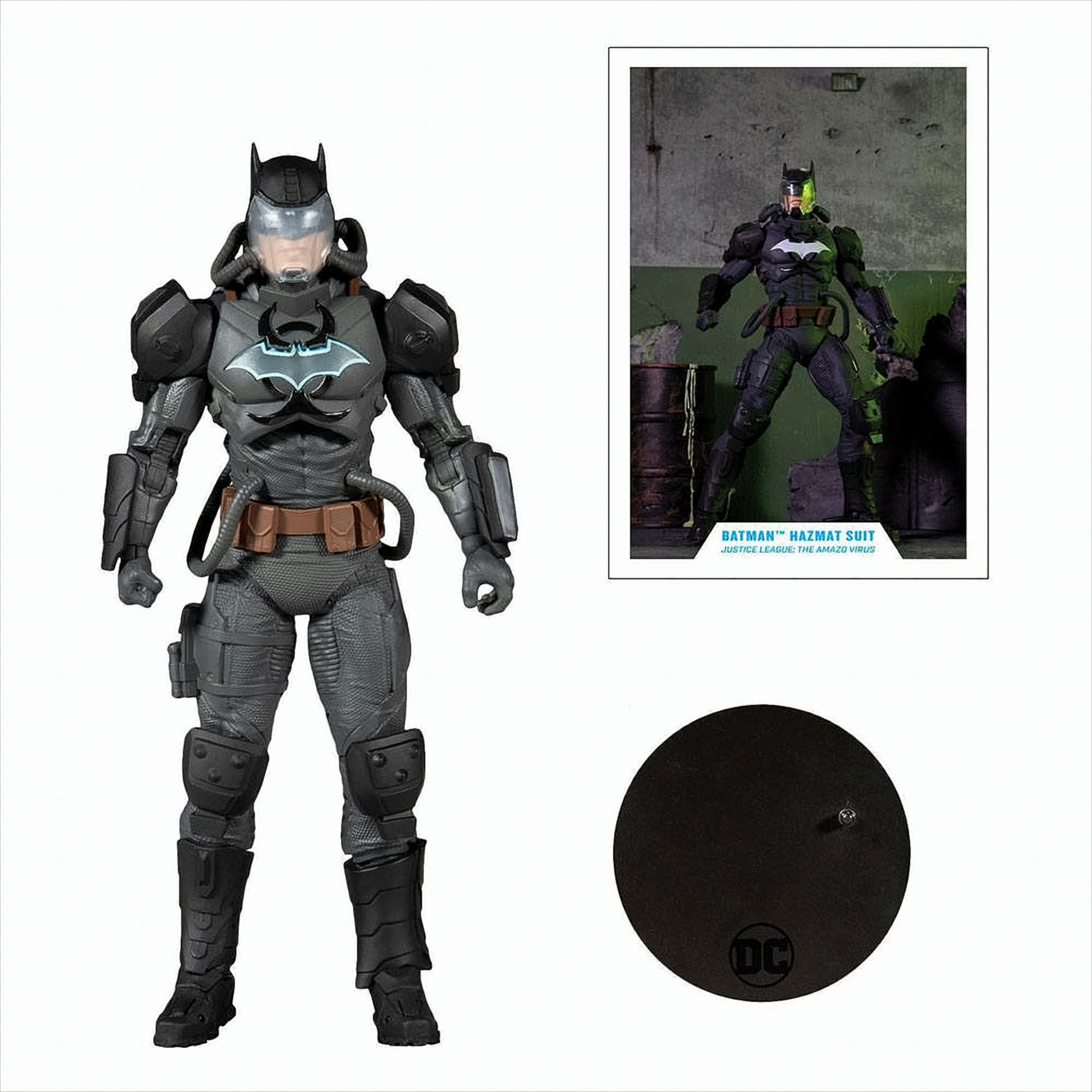 Batman Hazmat Anzug Actionfigur mit Ständer und Bild. Der Anzug ist grau und schwarz.