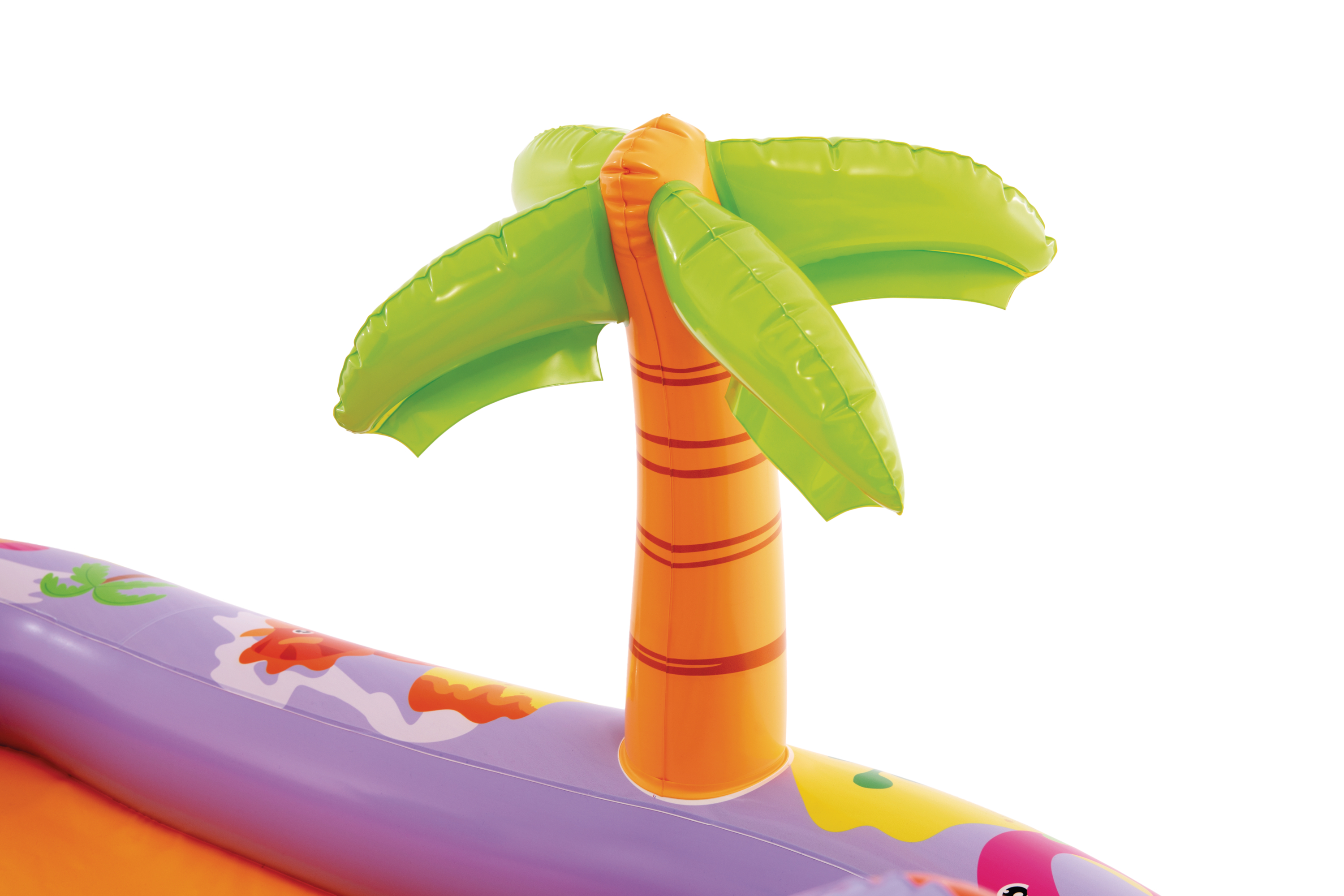 Eine aufblasbare Palme auf einer bunten aufblasbaren Wasserrutsche, mit grünen Blättern und einem orangen Stamm.