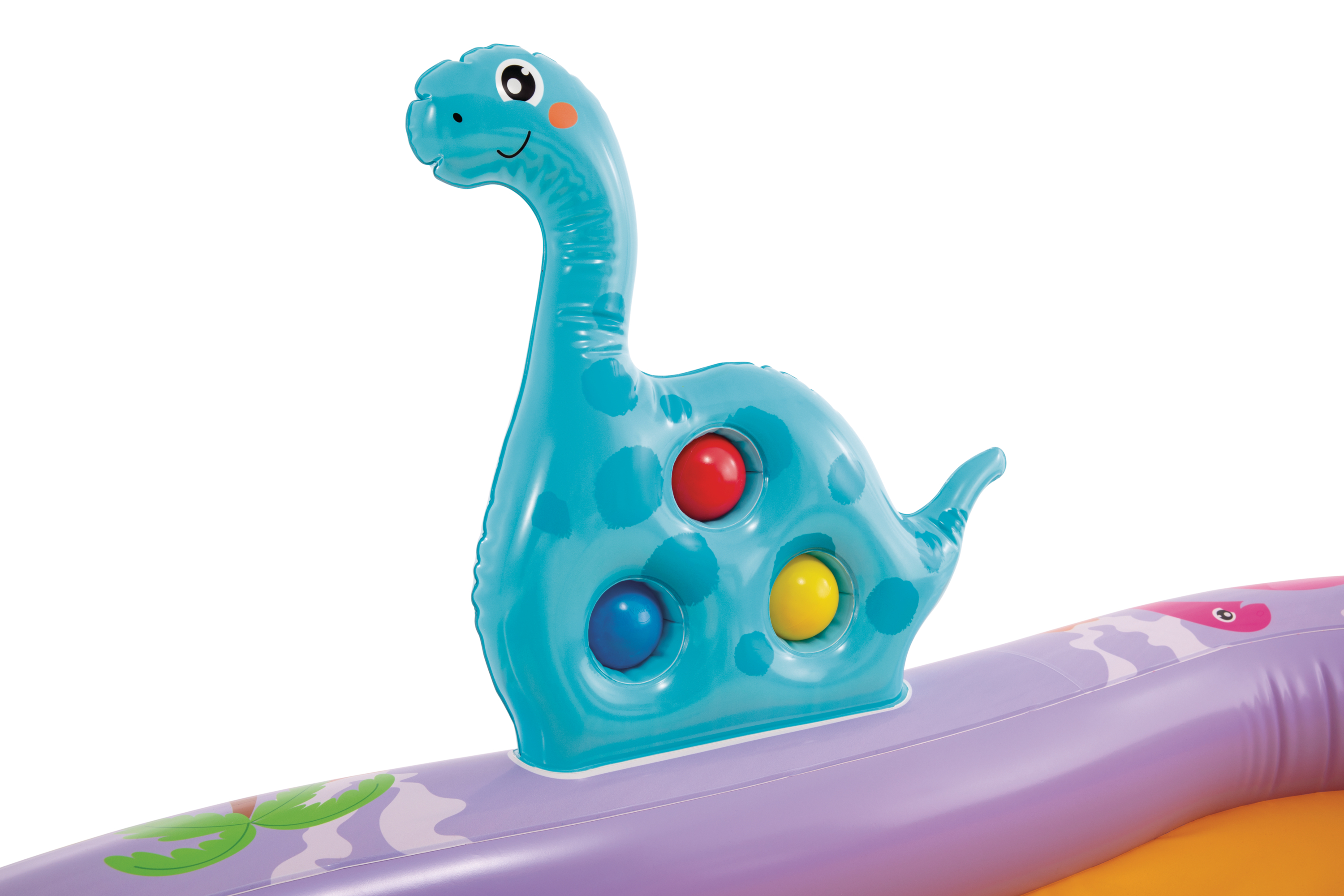 Blauer aufblasbarer Dinosaurier mit bunten Bällen. Lila Basis mit Palmdrucken. Weißer Hintergrund.