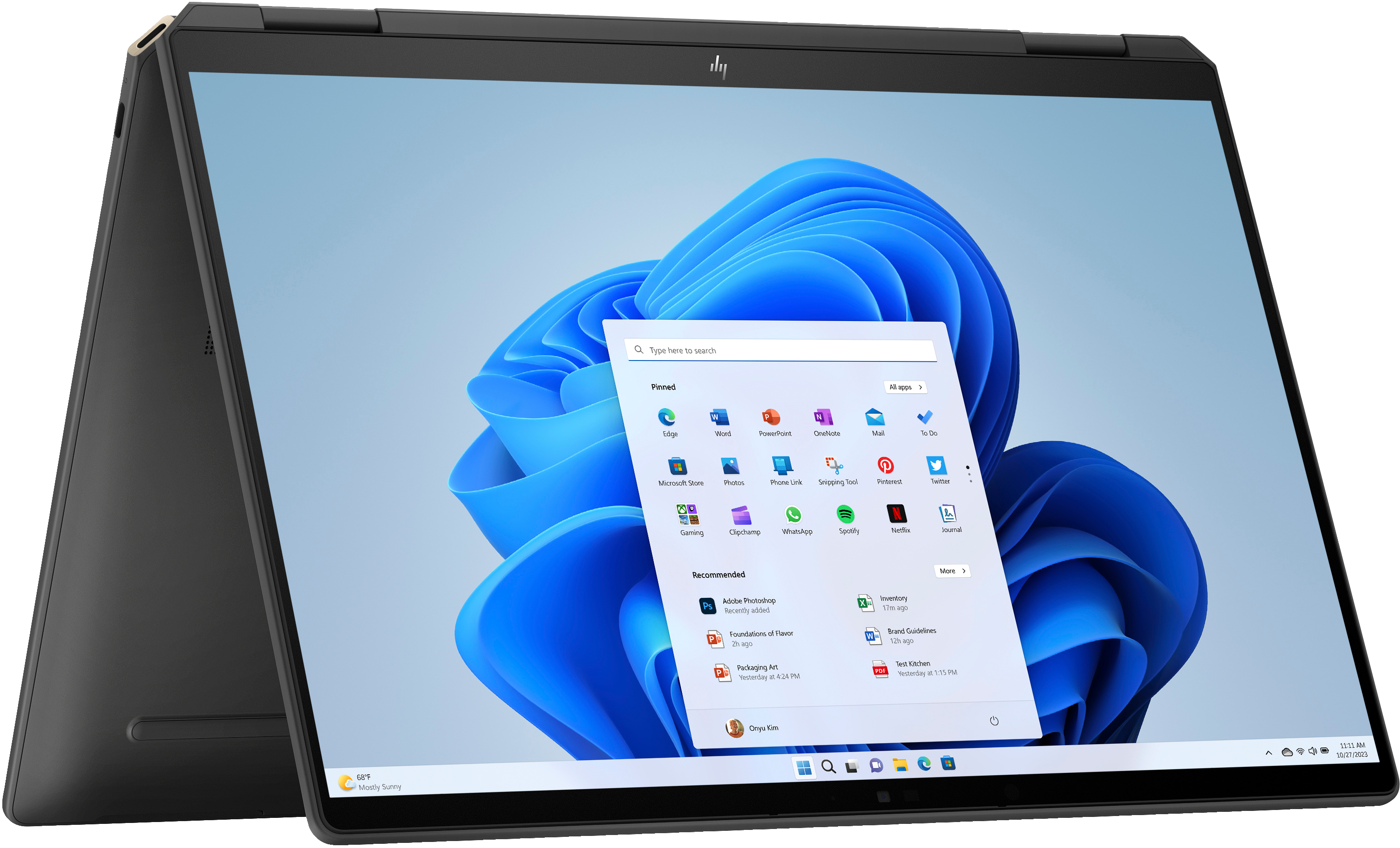 Ein schwarzer HP-Laptop im Tablet-Modus, der eine Windows 11-Oberfläche anzeigt, auf hellblauem Hintergrund.