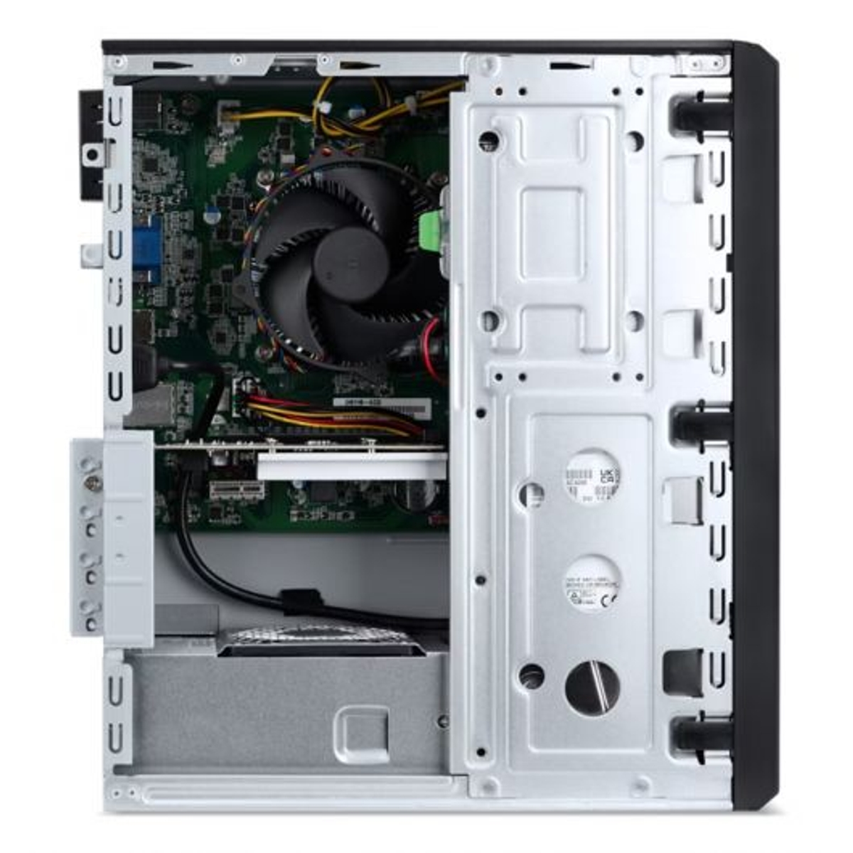 Widok wnętrza obudowy komputera, ukazujący elementy takie jak wentylator procesora, płytę główną i zasilacz.