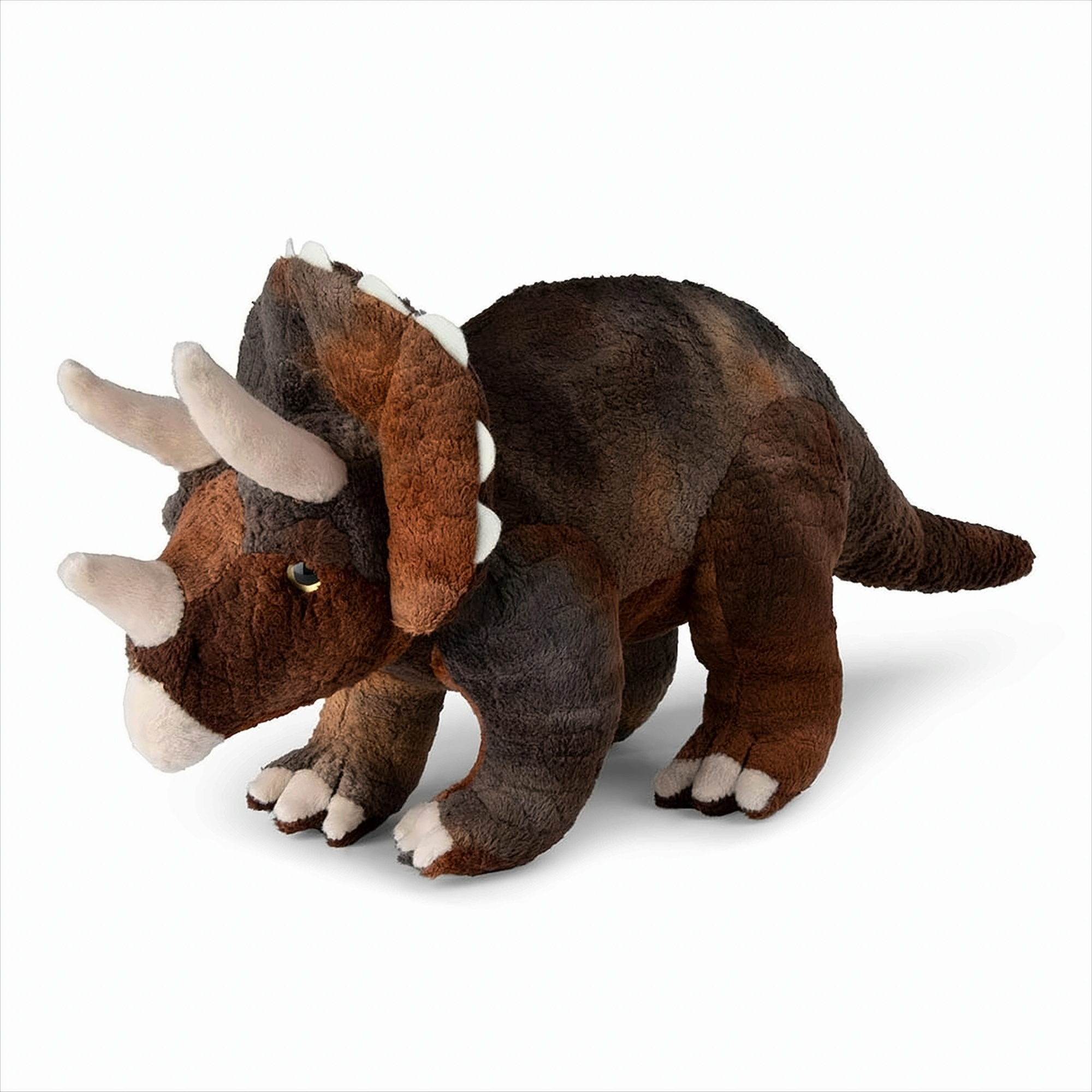 Ein Plüsch-Triceratops-Dinosaurier-Spielzeug in Brauntönen, isoliert auf weißem Hintergrund.