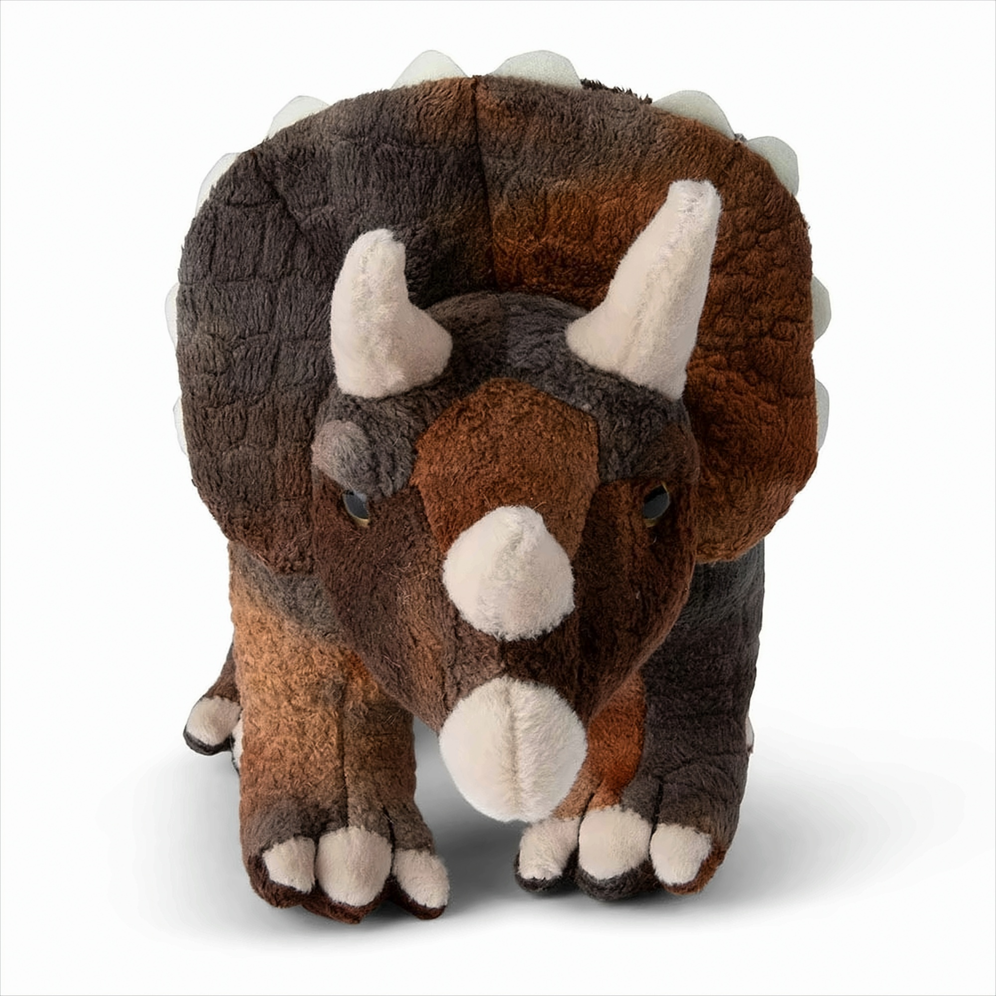 Ein braunes und hellbraunes Triceratops-Plüschtier, weiße Hörner, große Größe, weißer Hintergrund.