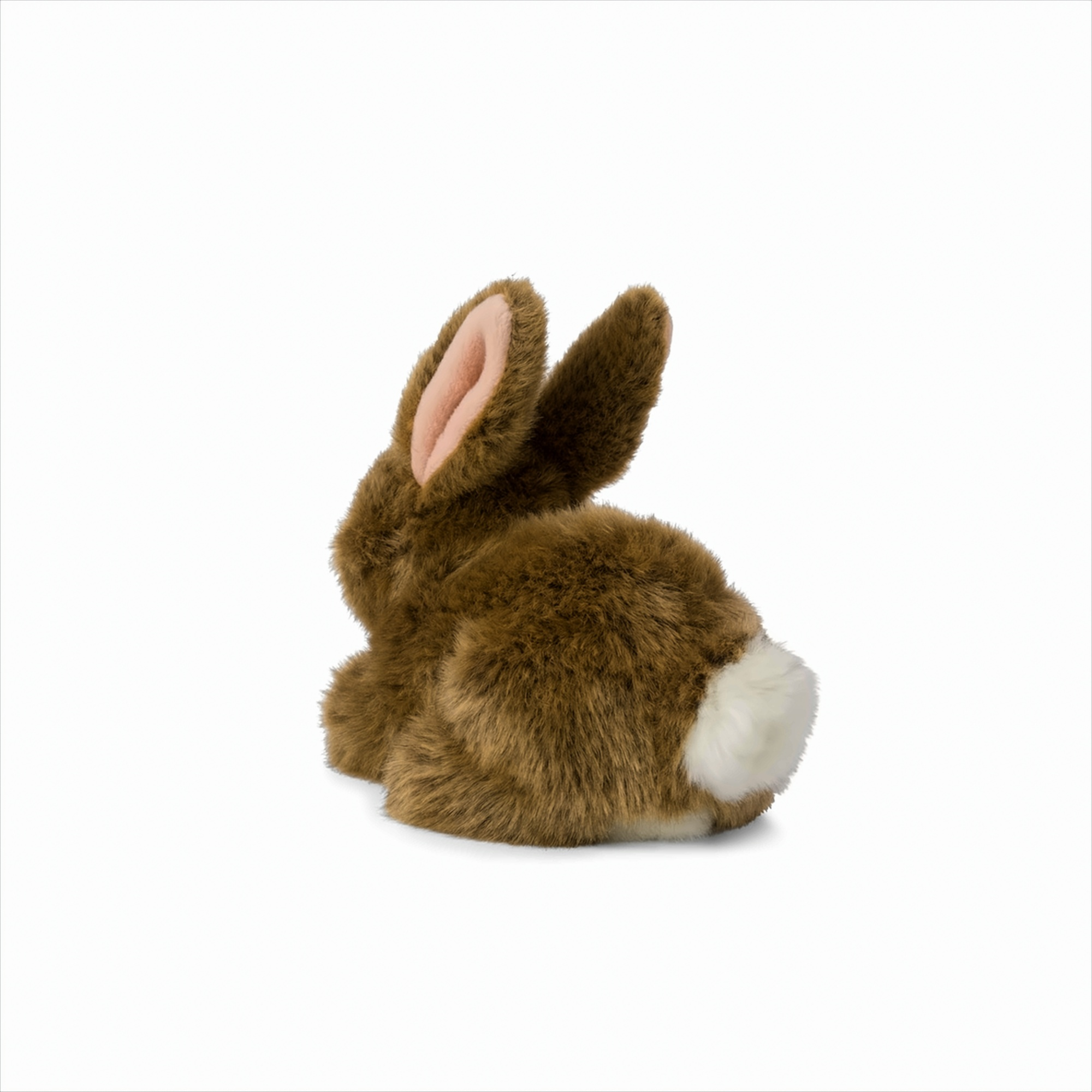 Un lapin en peluche marron avec des oreilles roses, une queue blanche, sur fond blanc.