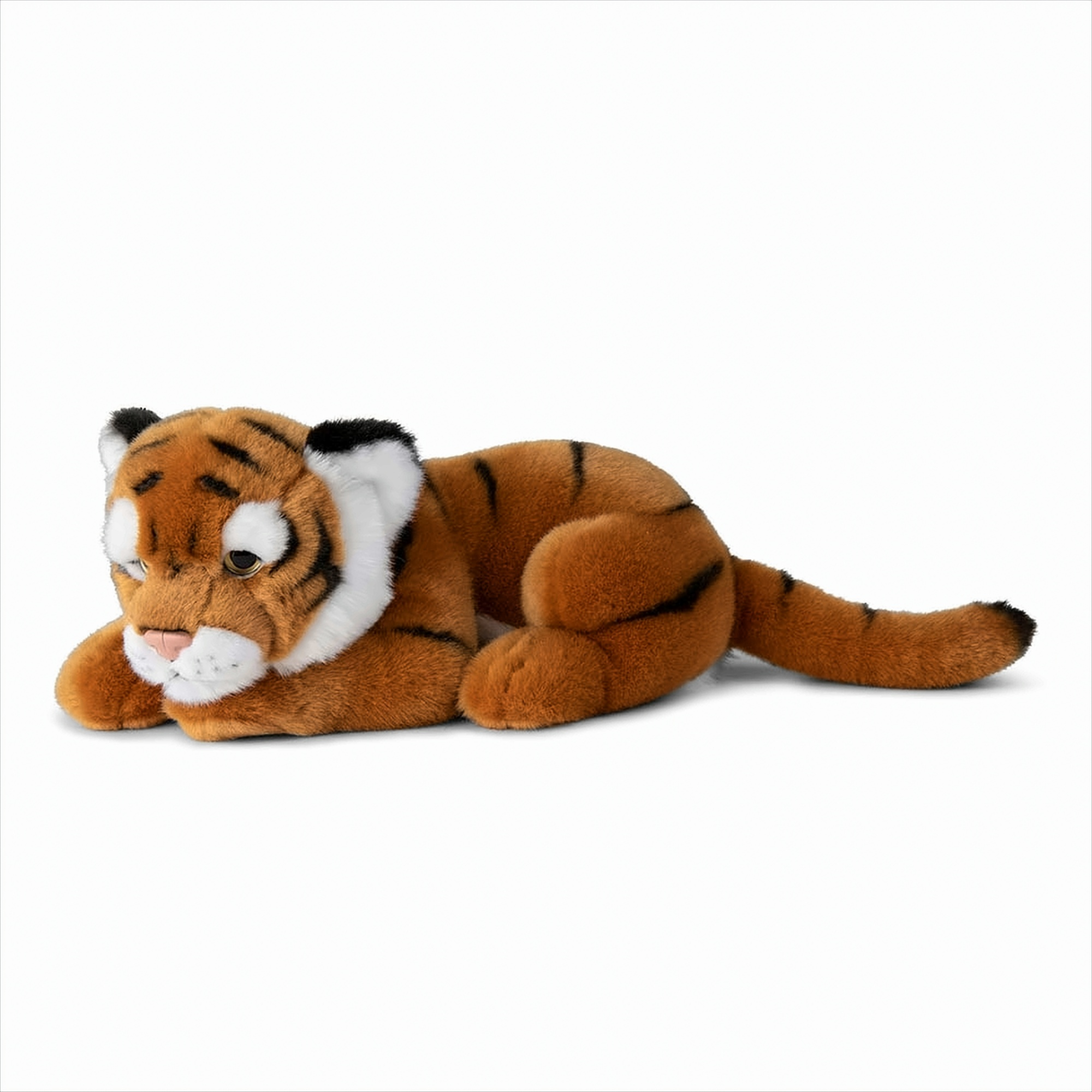 Ein Stofftiger liegt da. Er ist braun mit schwarzen Streifen und weißer Brust und Gesicht.