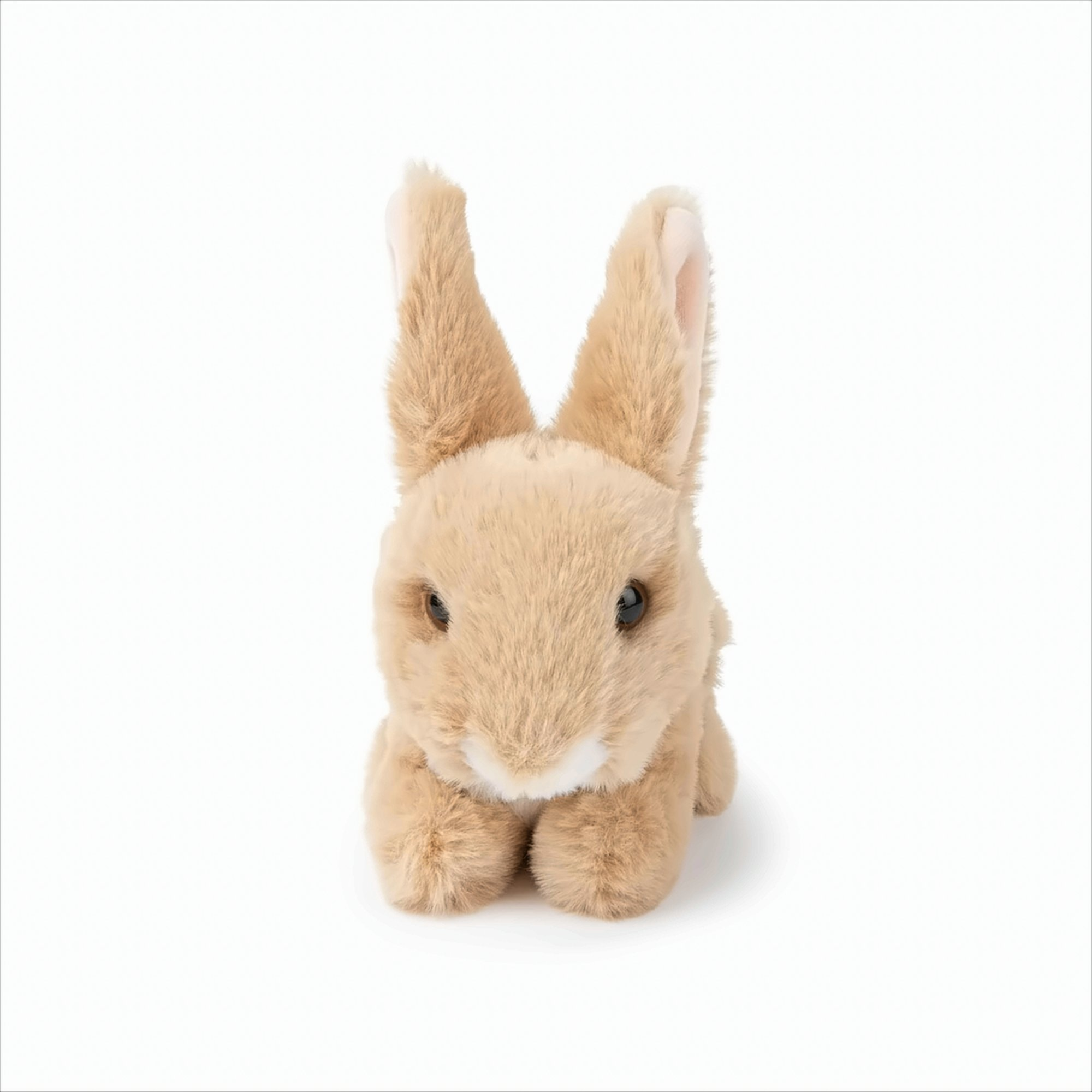 Un jouet lapin marron, mignon et duveteux, assis sur un fond blanc, regardant le spectateur.