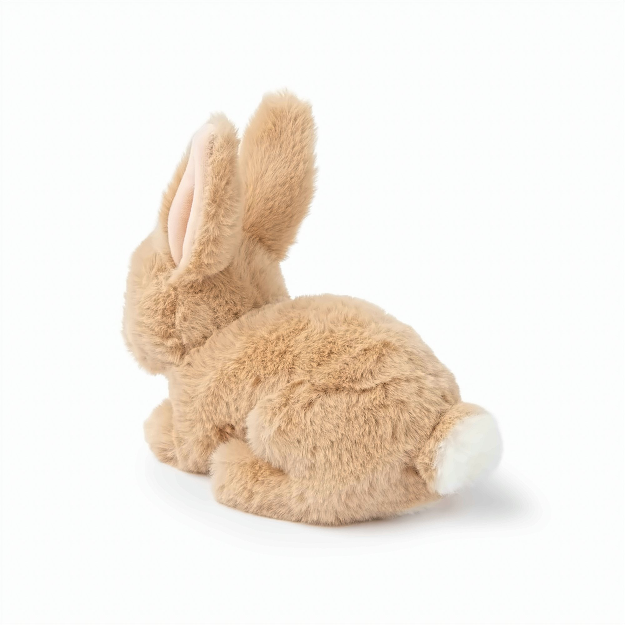 Un lapin en peluche marron avec des oreilles tombantes et une queue blanche. Fond blanc.