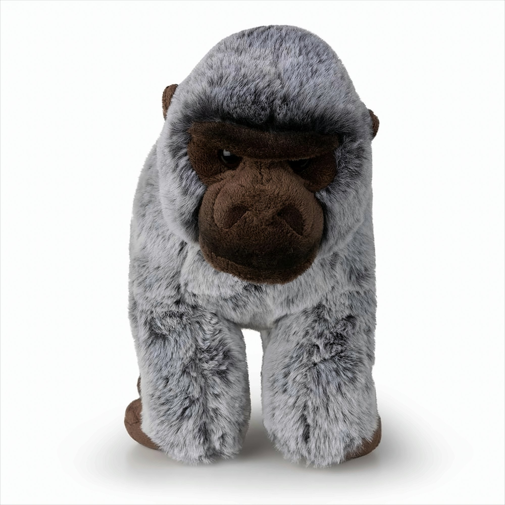 Ein Stoffgorilla, stehend. Es hat graues Fell und ein braunes Gesicht. Es ist auf weißem Hintergrund.