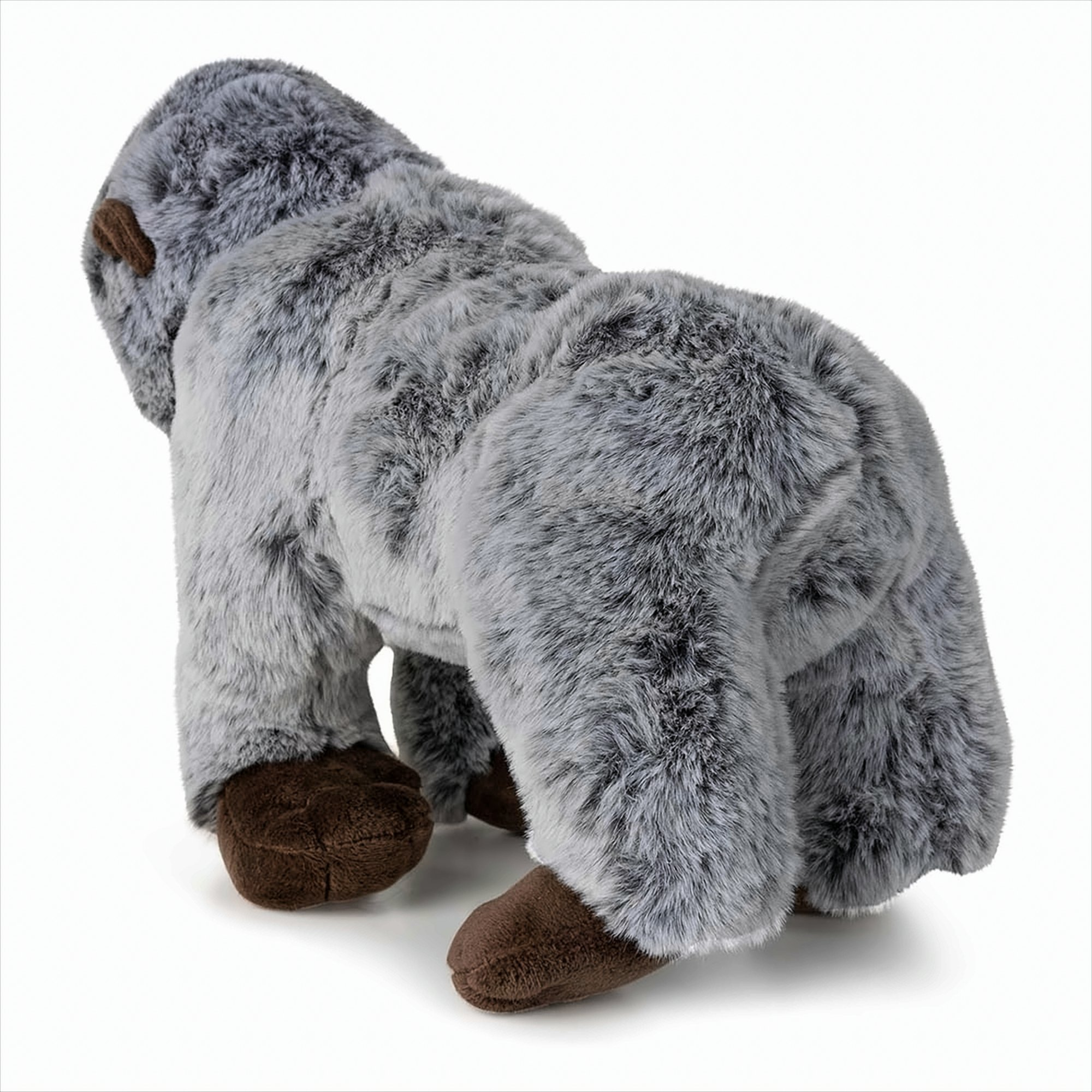 Ein graues Gorilla-Plüschtier in stehender Position, mit braunen Füßen, weißer Hintergrund.