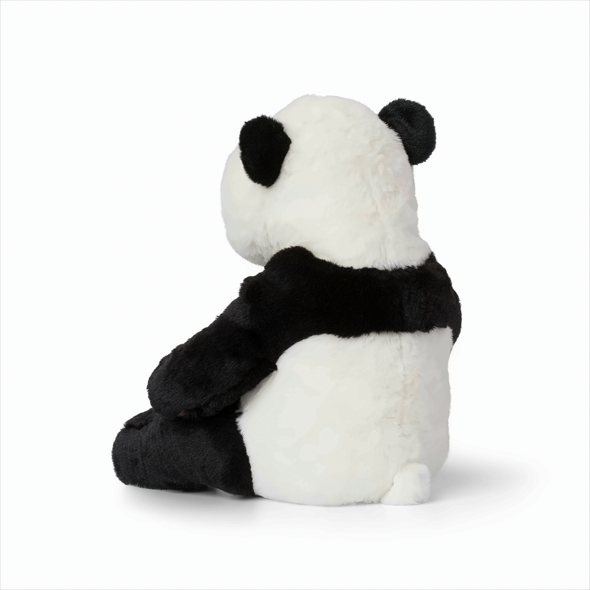 Peluche ours panda, assis, vue arrière. Fourrure noire et blanche. Fond blanc.