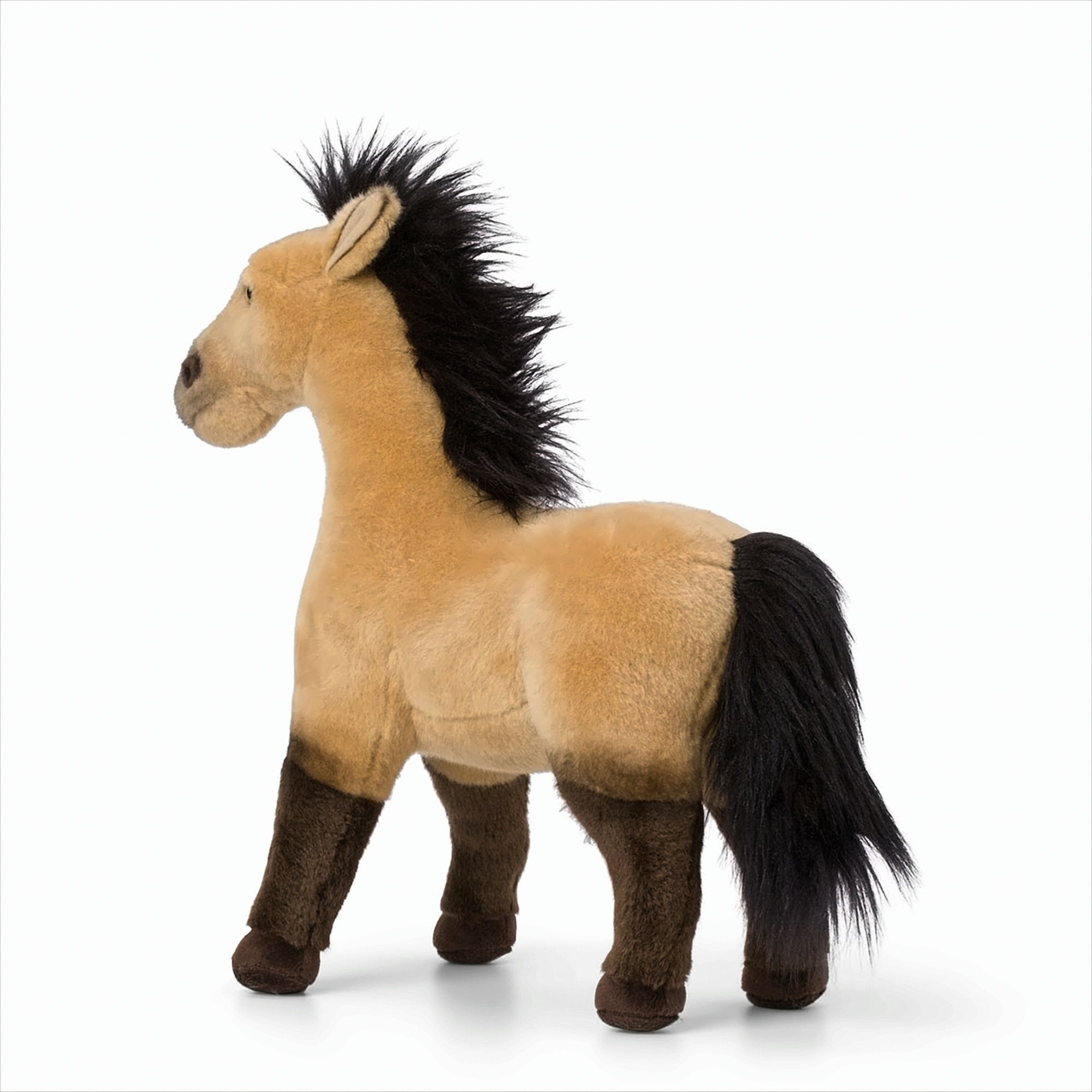 Un juguete de caballo de peluche, marrón y negro, de pie sobre una superficie blanca.