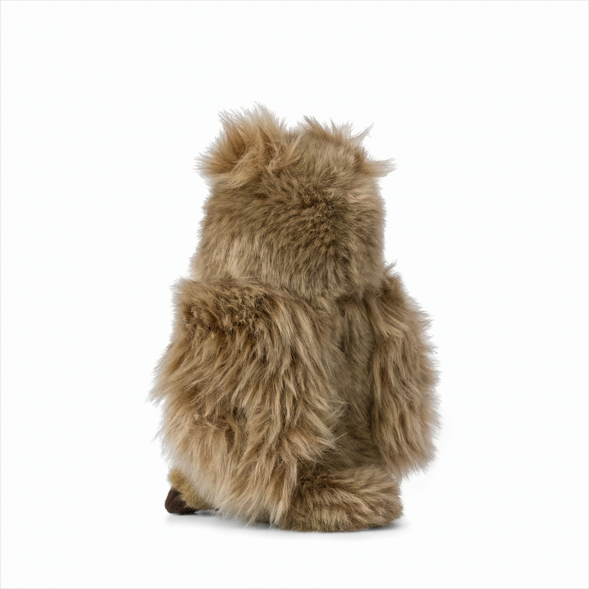 Braune Stoffeule von hinten. Sie ist flauschig und hat einen weißen Hintergrund.