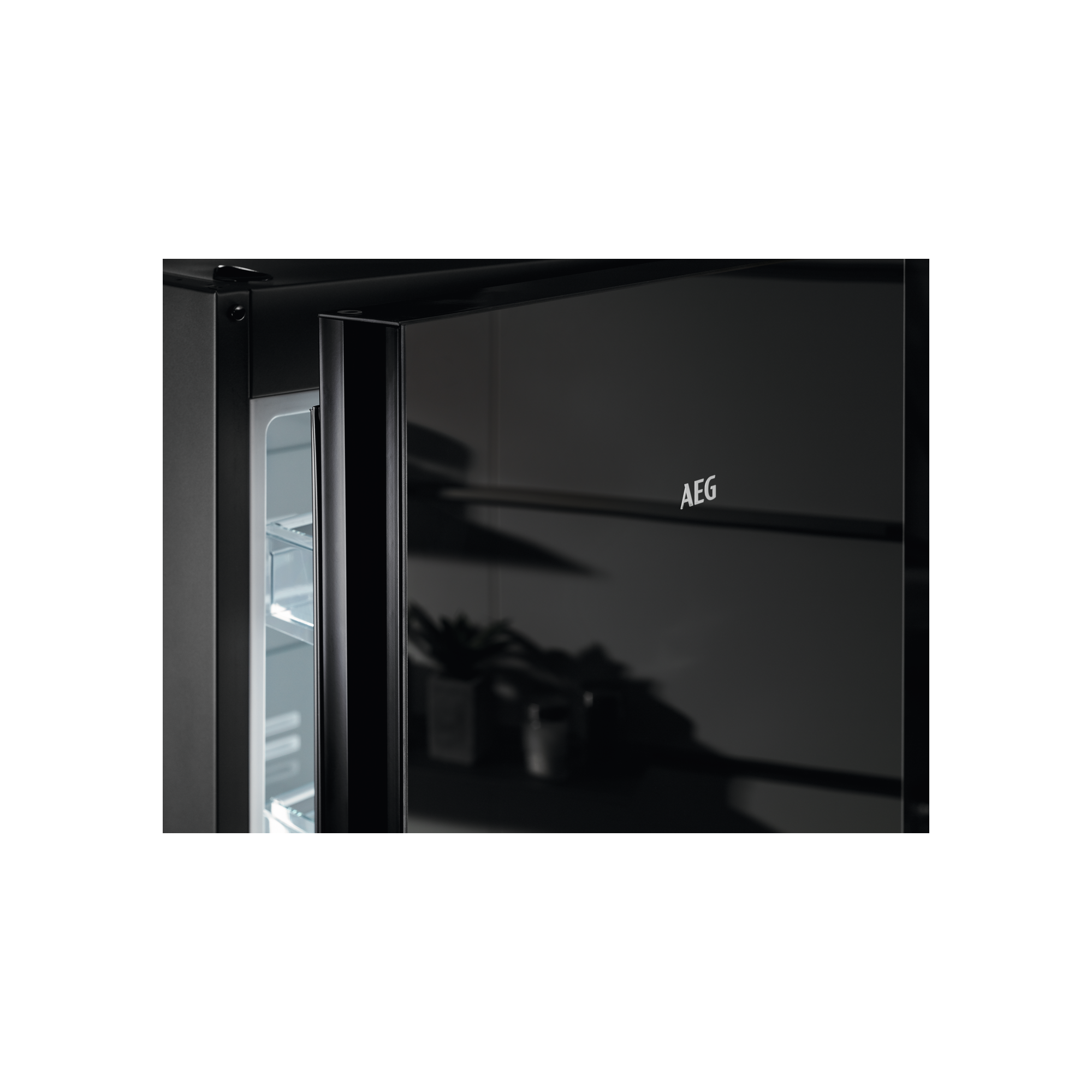 Refrigerador negro con puerta abierta, mostrando el interior con el logo AEG.