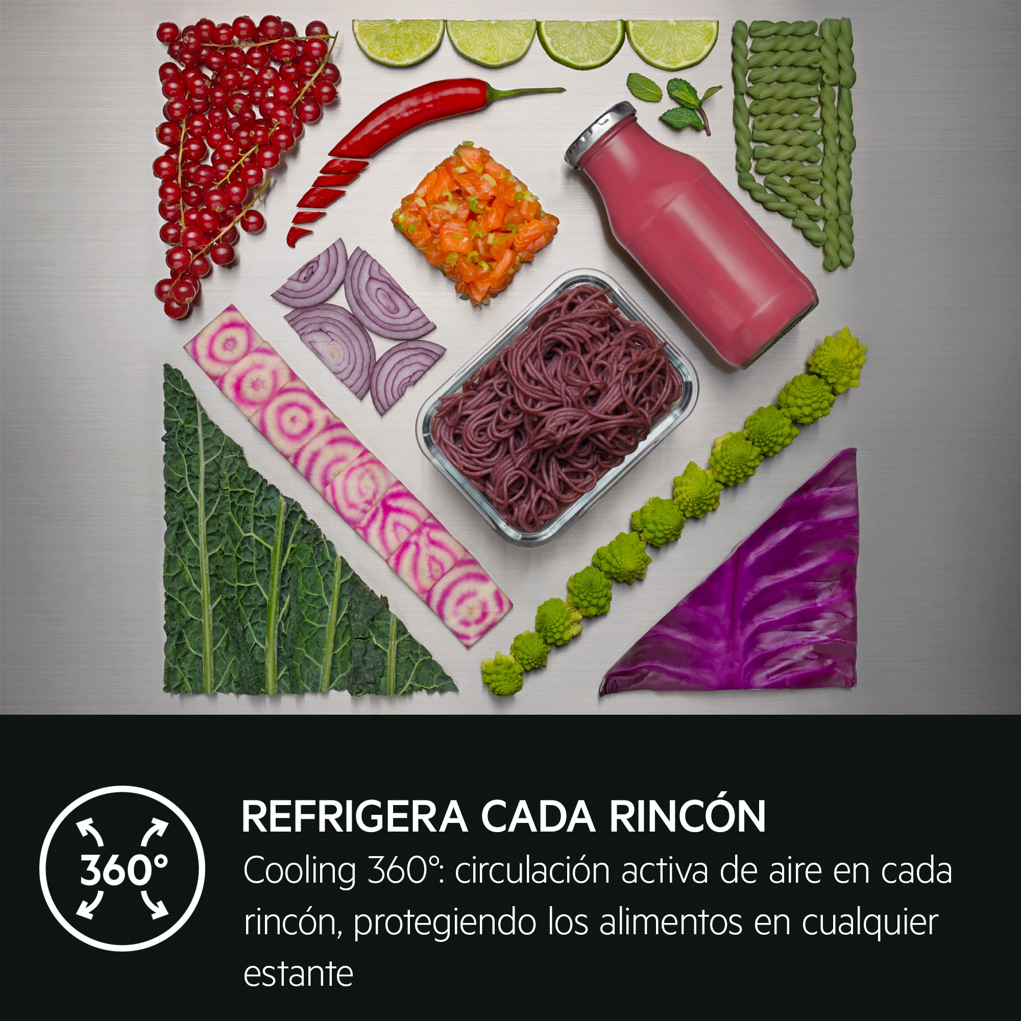 Arreglo colorido de alimentos, incluyendo bayas, verduras y una bebida rosa.