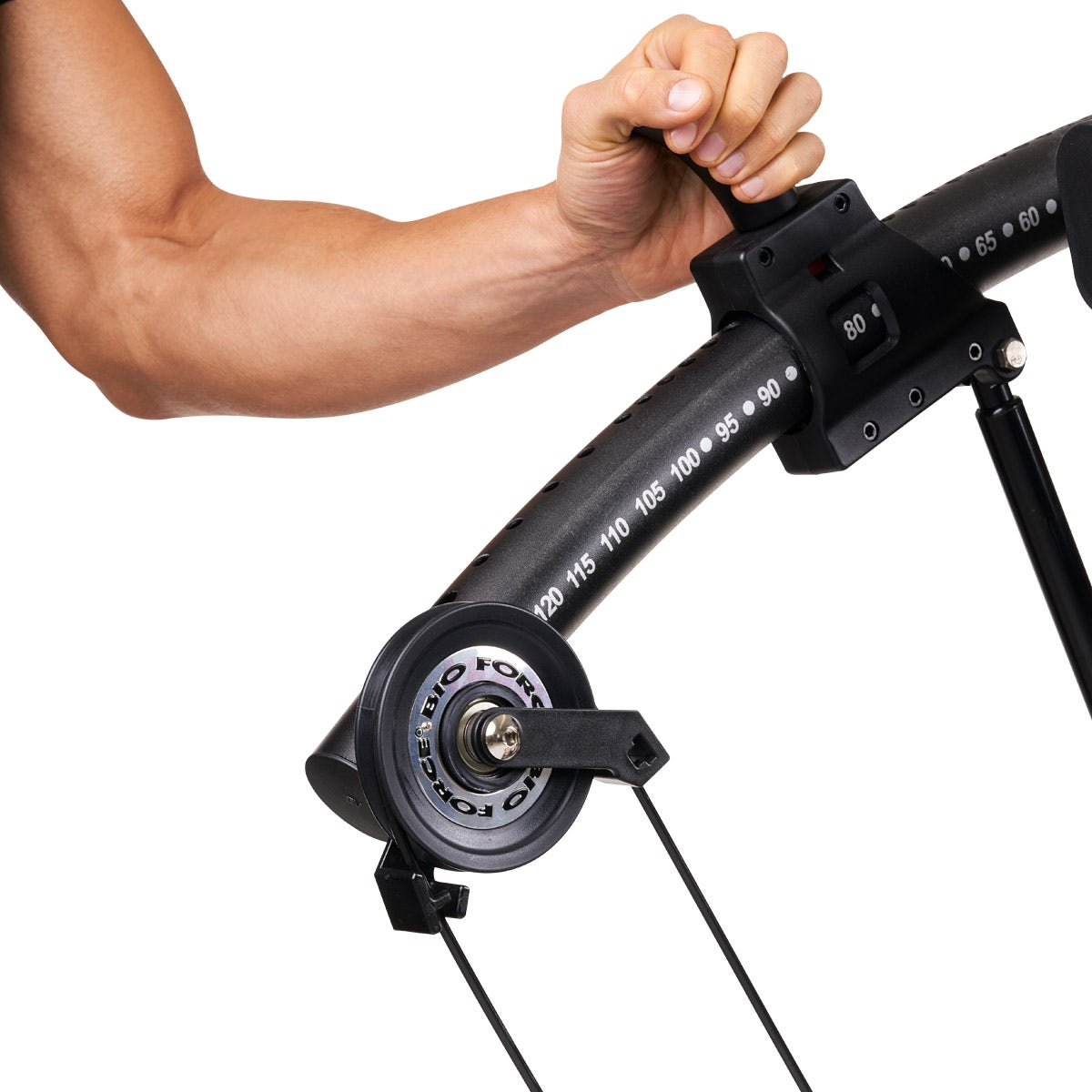 Ein Arm einer Person, die eine Gewichtsmaschine bedient, die die Widerstandseinstellungen zeigt.
