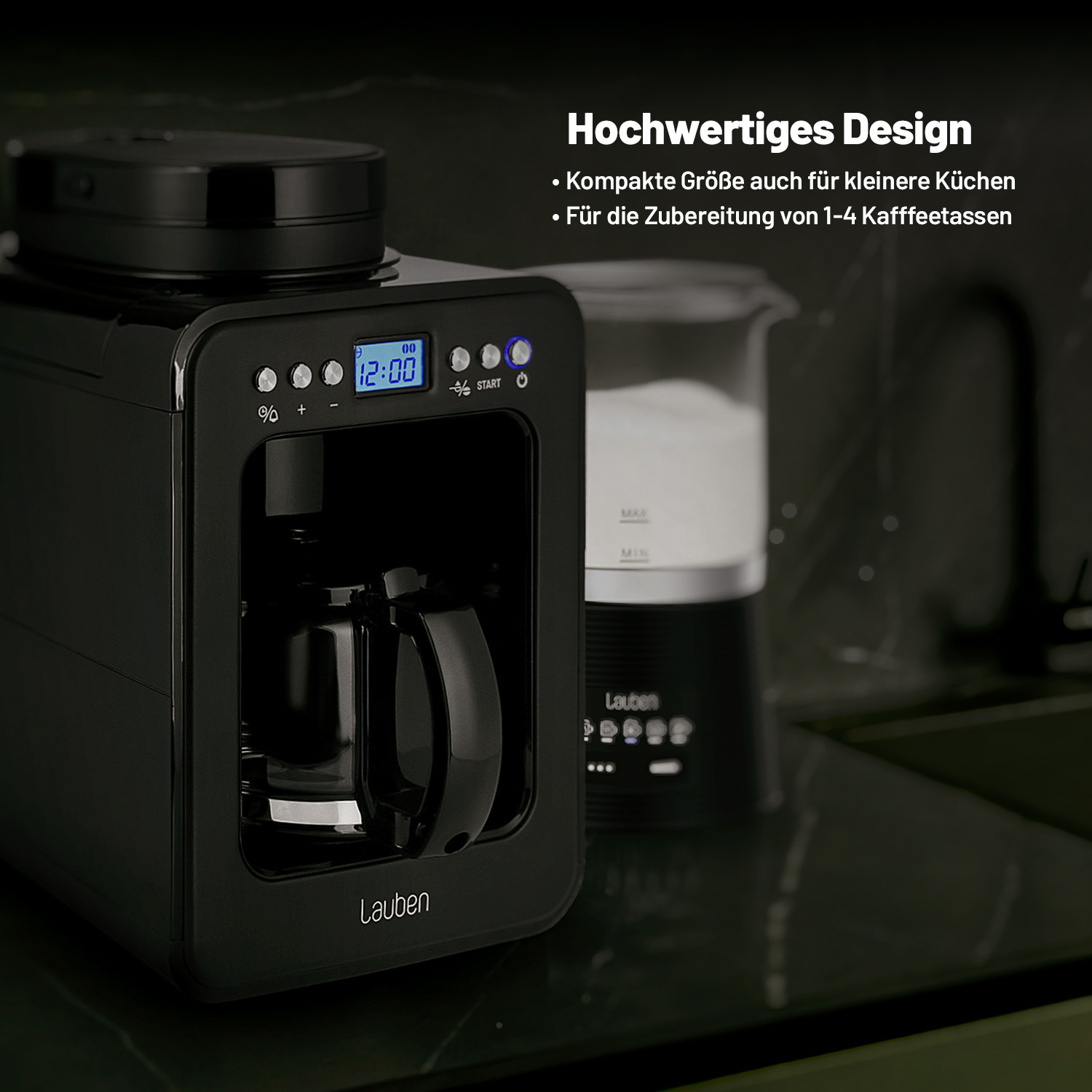 Czarny ekspres do kawy z cyfrowym wyświetlaczem, szklaną karafką i tekstem. Ciemne tło.