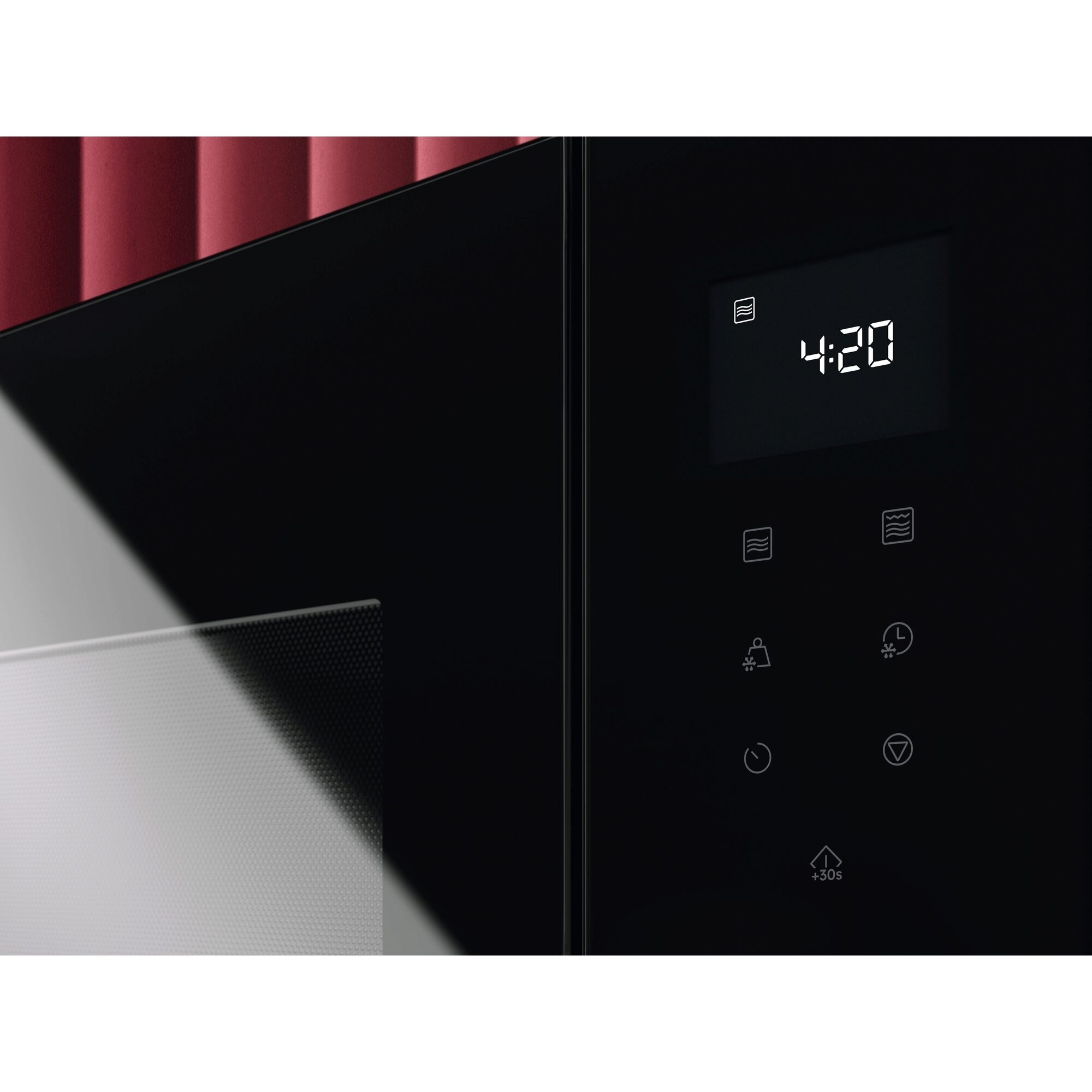 Zbliżenie panelu sterowania kuchenki mikrofalowej, pokazujące godzinę 4:20 i przyciski.