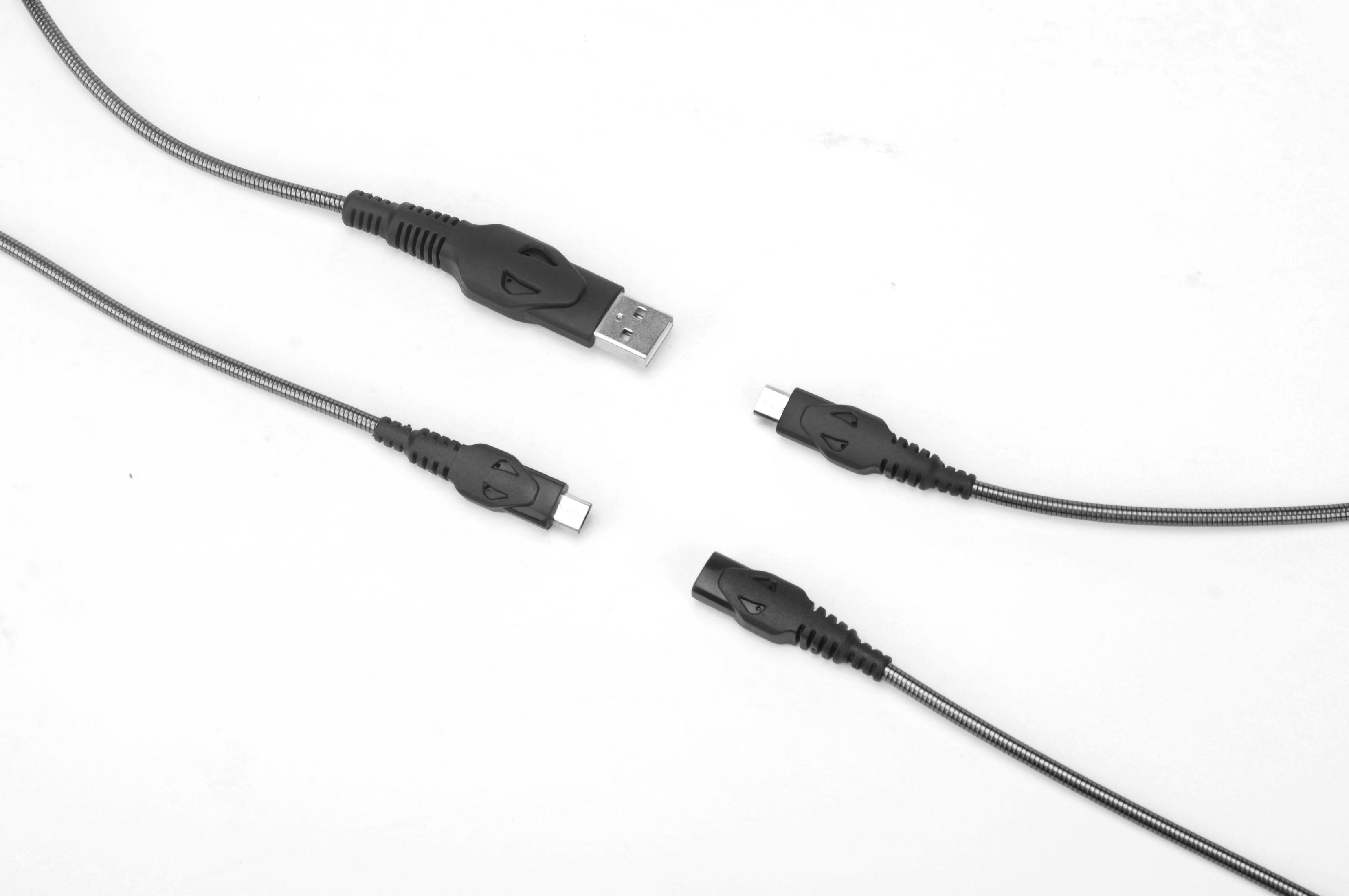Vier verschiedene USB-Kabel mit verschiedenen Anschlüssen. Weißer Hintergrund, schräge Ansicht, Metallic-Finish.