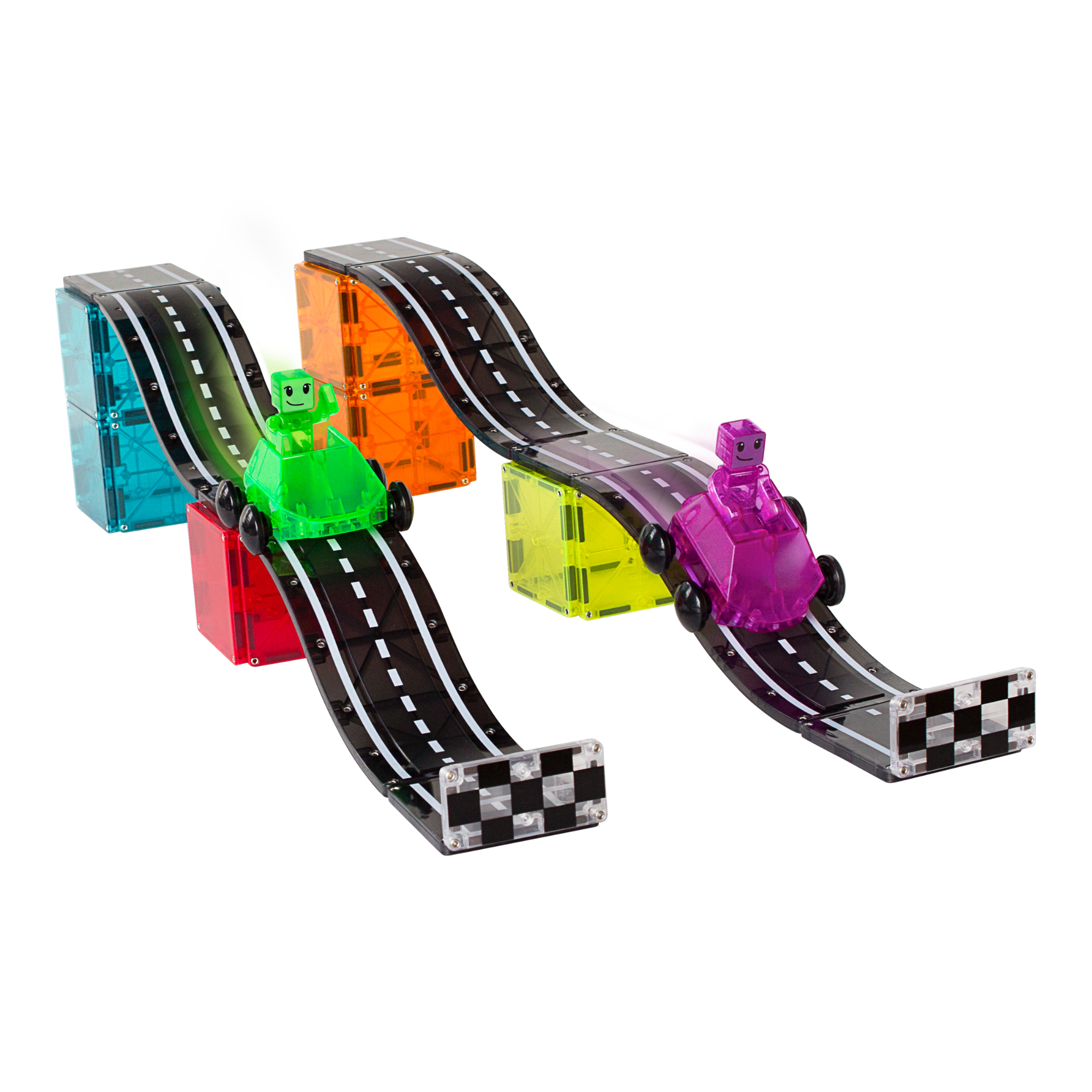 Circuit de course jouet avec trois voitures colorées. Les voitures sont sur des pistes noires et blanches. Fond blanc.