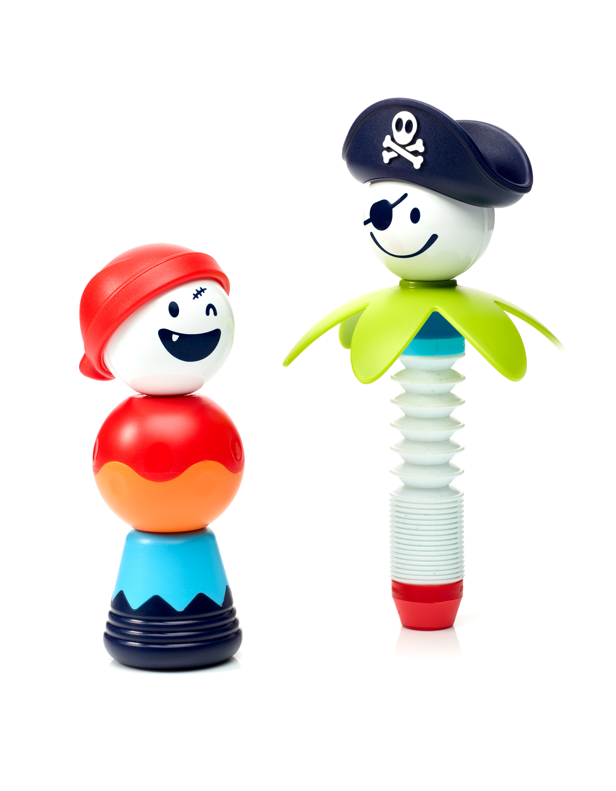 Due personaggi giocattolo colorati. Uno è un giocattolo impilato con un cappello rosso. L'altro è un pirata.