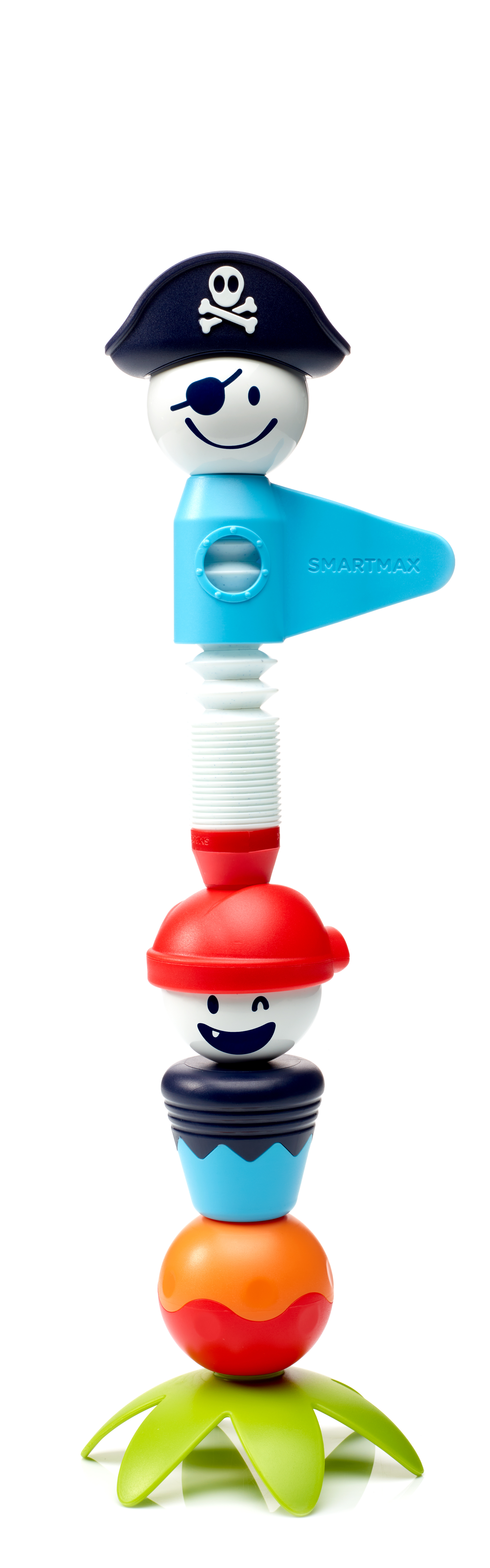Figura di pirata giocattolo colorata con un volto sorridente. È fatta di varie forme impilate. Sfondo bianco.