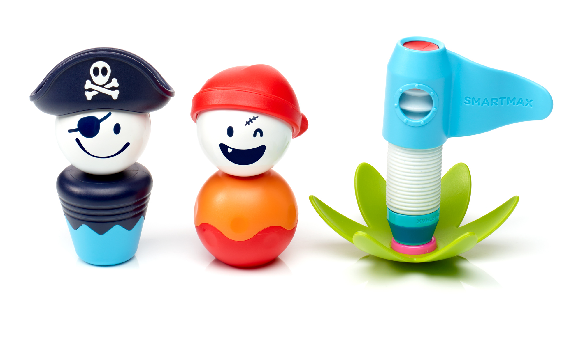 Tre figure di pirati dei cartoni animati e un annaffiatoio giocattolo blu su sfondo bianco.