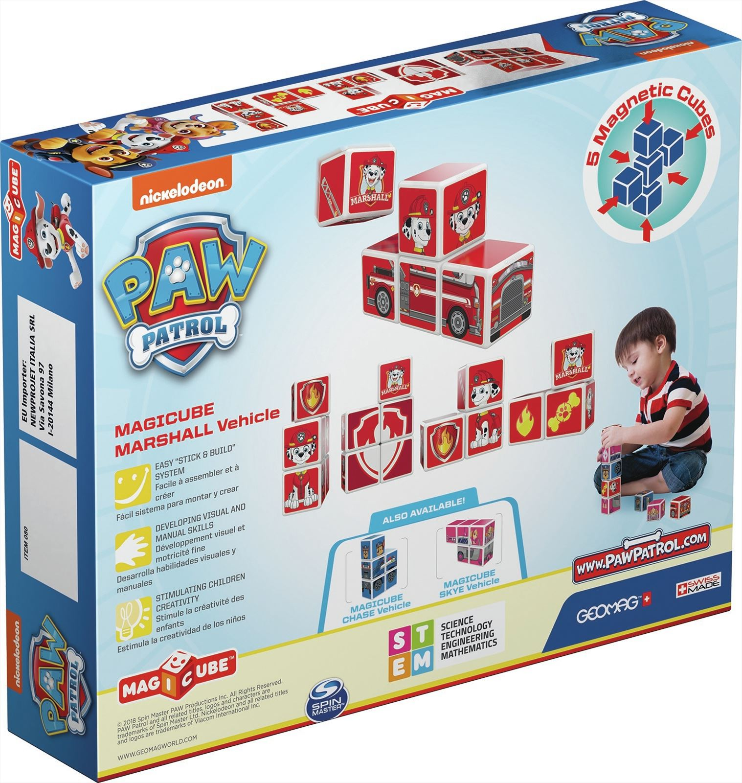 Une boîte de jouets Paw Patrol. Un enfant construit avec des cubes magnétiques. La boîte a un thème Paw Patrol.