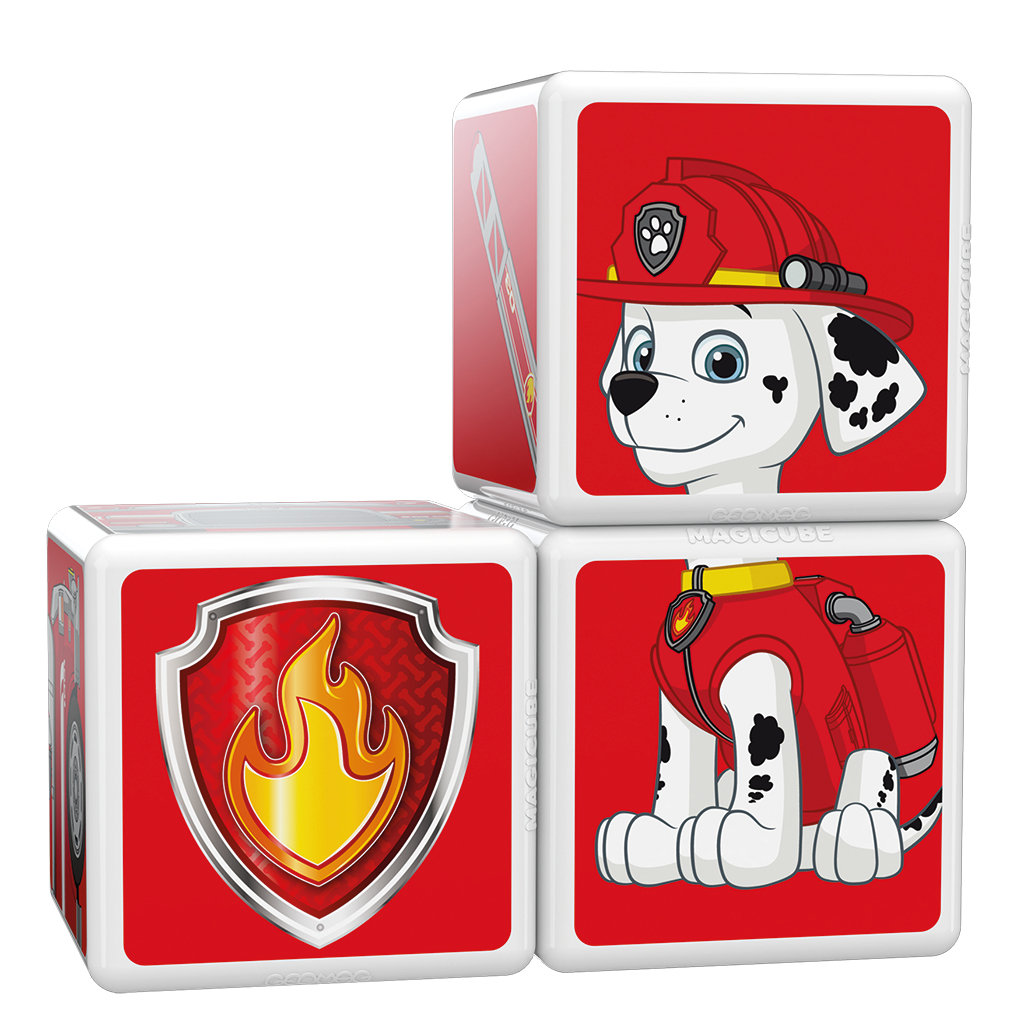 Trois blocs de jouets avec des images de Pat' Patrouille. Un côté montre un chien pompier avec un casque rouge.