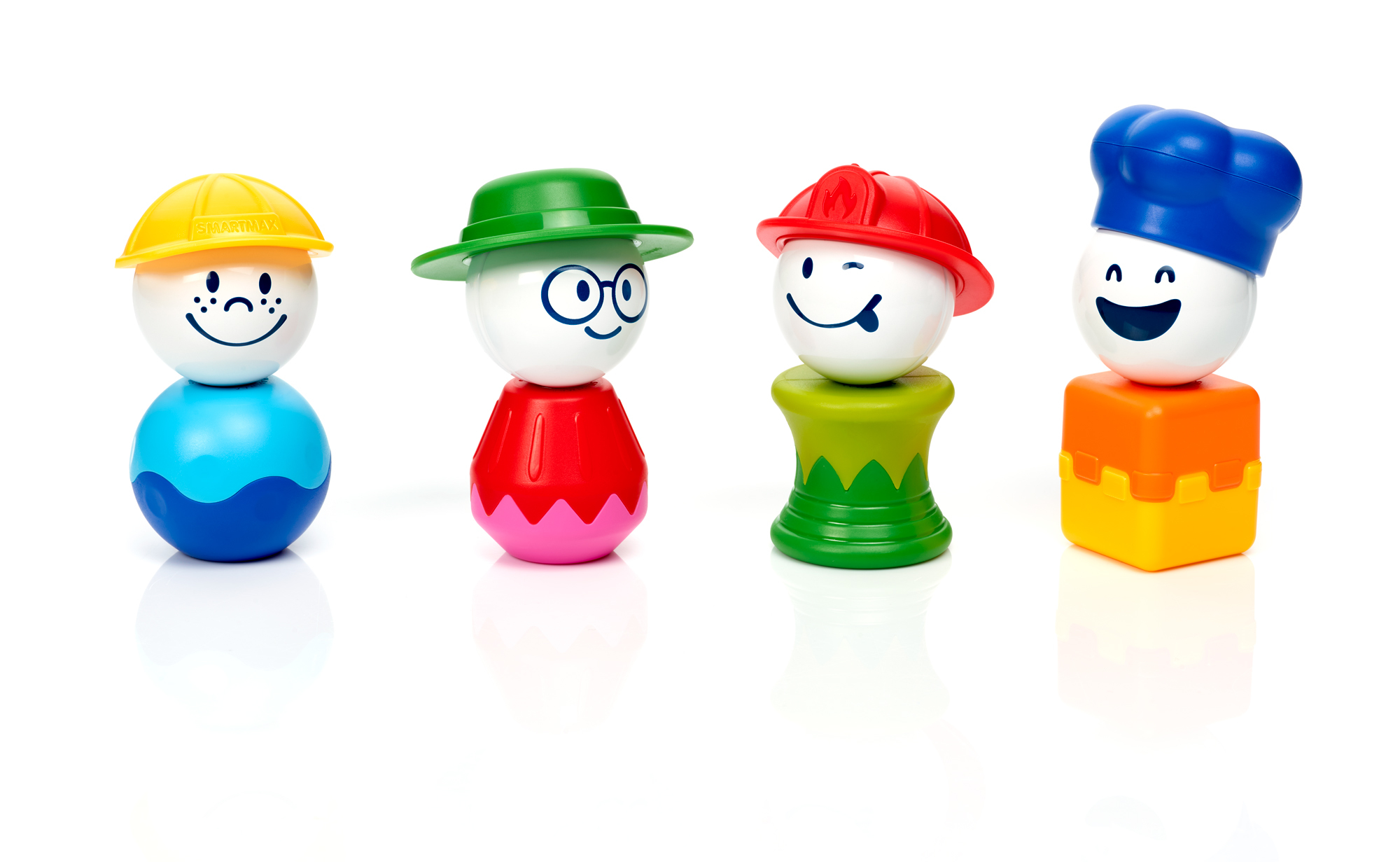 Quattro personaggi giocattolo. Ognuno ha un cappello e un'espressione diversi. Facce sorridenti. Sono su uno sfondo bianco.